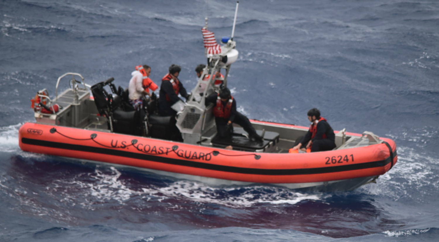 La Guardia Costera de los Estados Unidos rescató a 13 personas después de que su barco volcara frente a Cayo Hueso cuando se acercaba la tormenta tropical Elsa (Foto: AP)