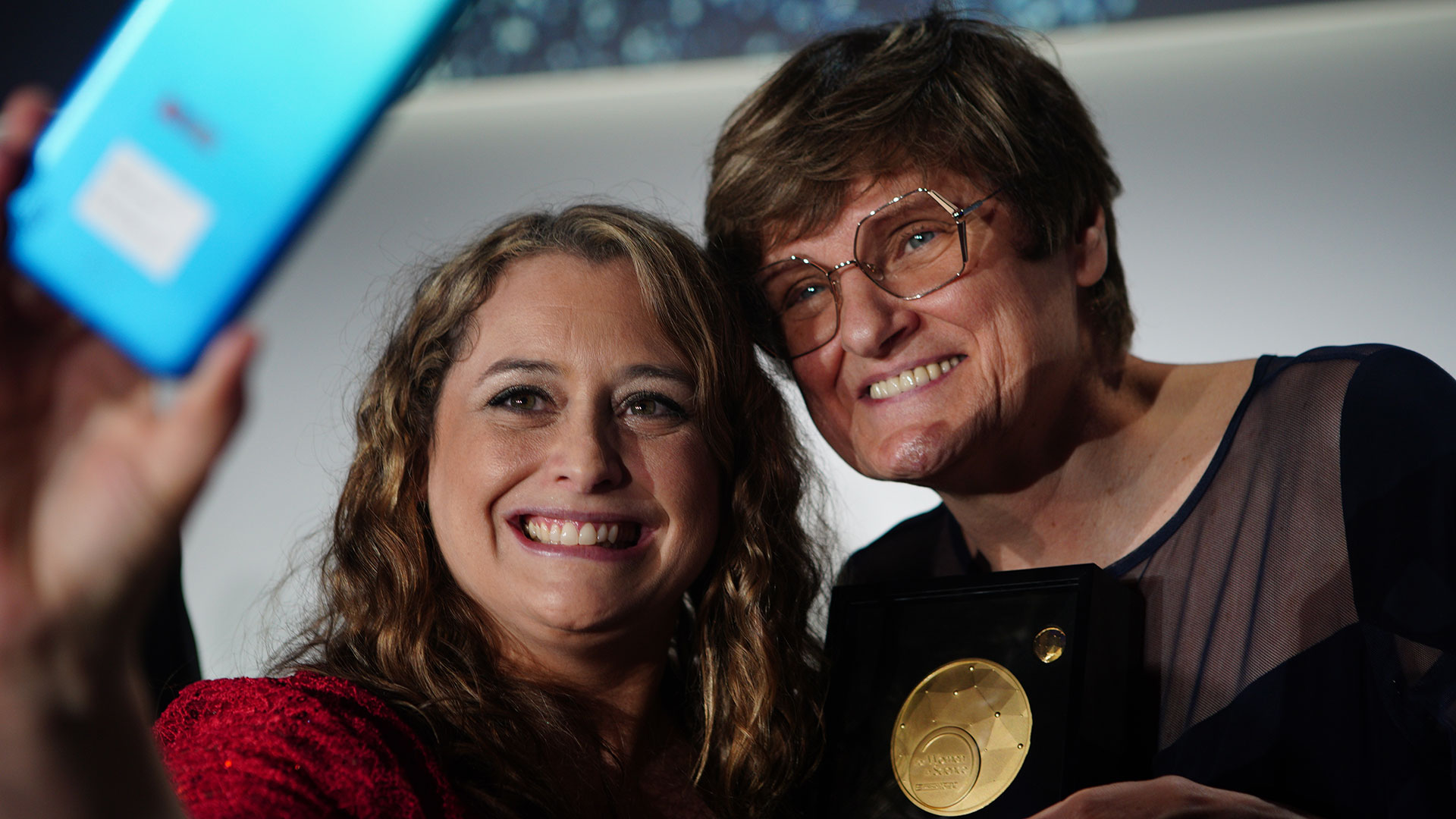 Selfie inolvidable para la científica argentina Florencia Kayrol ganadora del Premio L´Óreal- Unesco Por las mujeres en la ciencia en la categoría Risin Talent, junto a la galardonada 2022 y consagrada bioquímica húngara Katalin Karikó