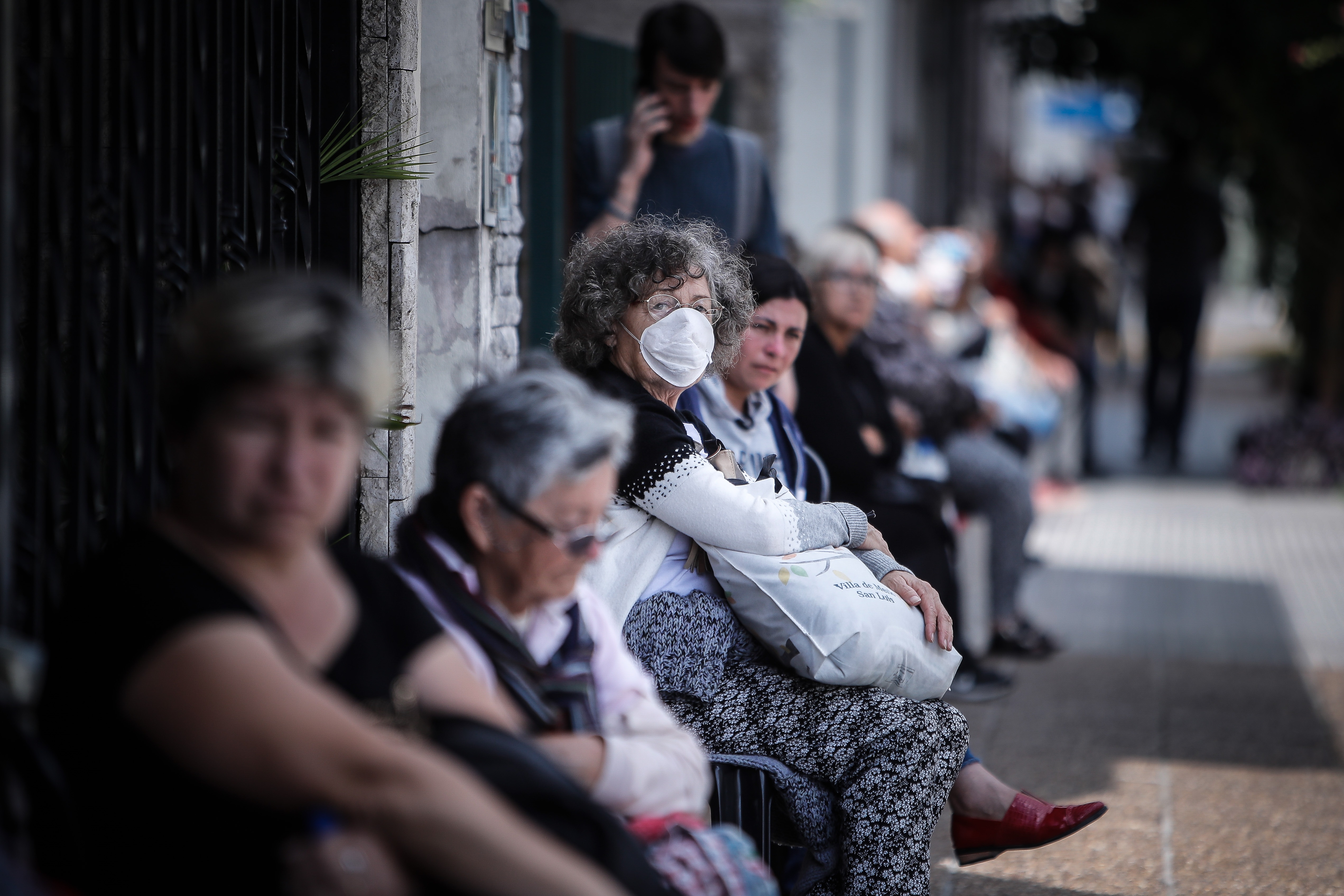 Personas que hacen fila afuera de un banco donde pagan jubilaciones y planes sociales, en Buenos Aires (Argentina), en una fotografía de archivo. EFE/Juan Ignacio Roncoroni
