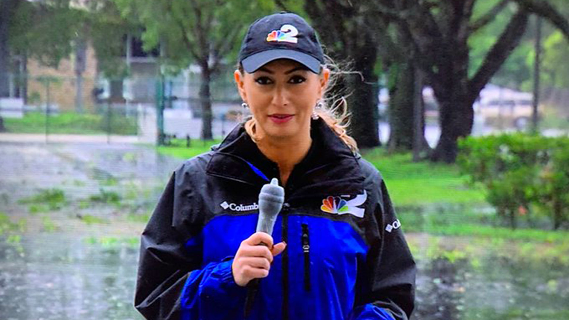 El ingenioso recurso de una periodista en Florida para proteger su micrófono durante una transmisión sobre el huracán Ian