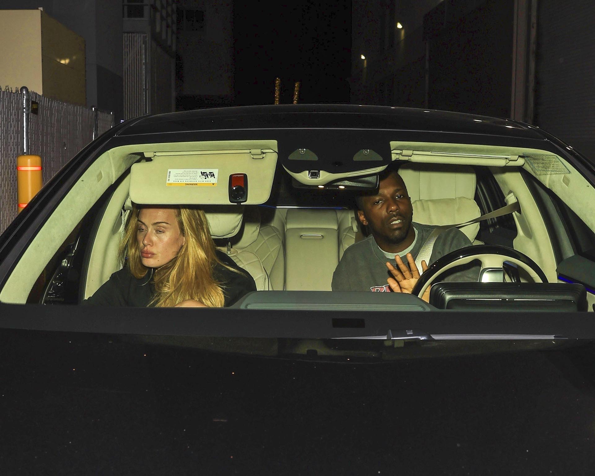 Noche romántica. Adele y su novio, Rich Paul, fueron a comer a un exclusivo restaurante de Beverly Hills. La pareja fue fotografiada cuando abandonaba el lugar en su auto. Al notar que había fotógrafos, intentaron pasar desapercibidos buscando tapar sus rostros