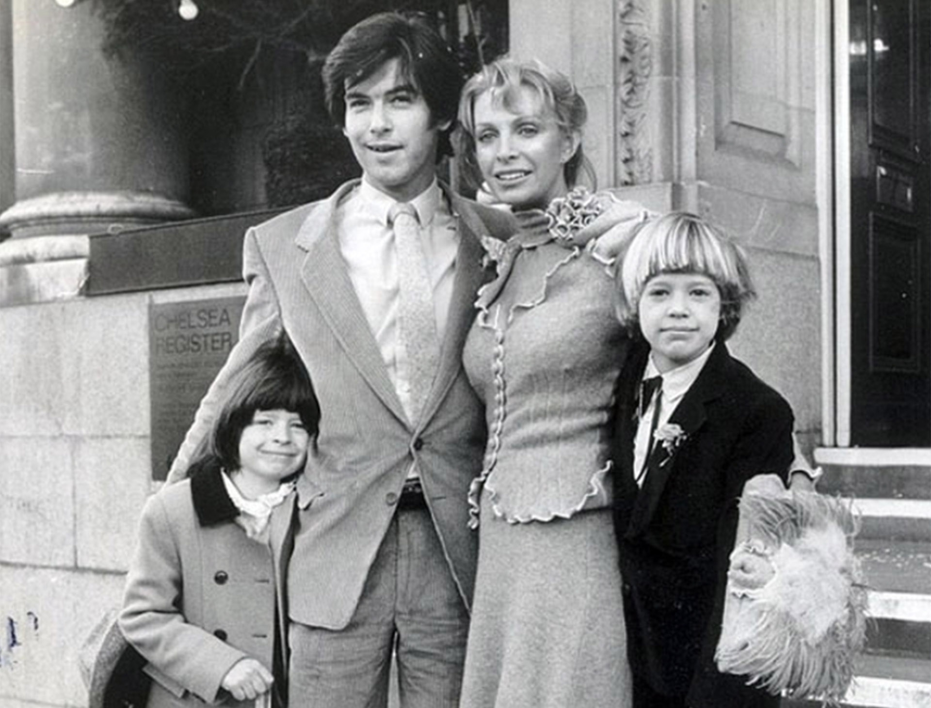 Un joven Pierce Brosnan, el día de su casamiento con su primera mujer Cassandra Harris y los dos hijos de ella. Pronto llegaría el hijo de ambos, Sean