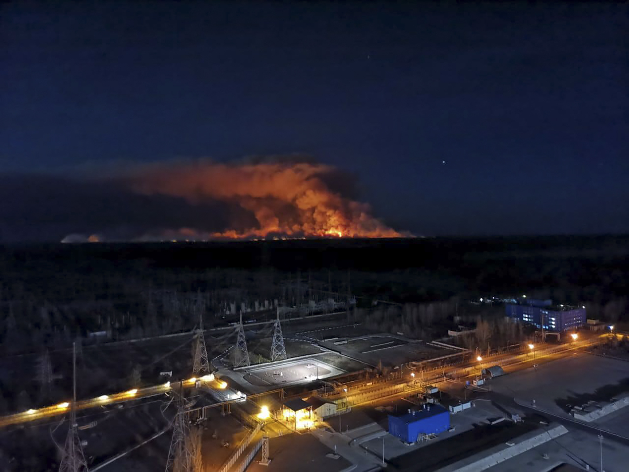 En esta imagen tomada desde la azotea de la central nuclear de Chernobyl, en Ucrania, el viernes 10 de abril de 2020, se ve un incendio forestal cerca de la planta en la zona de exclusión. (Oficina de Prensa de la Policía de Ucrania via AP)
