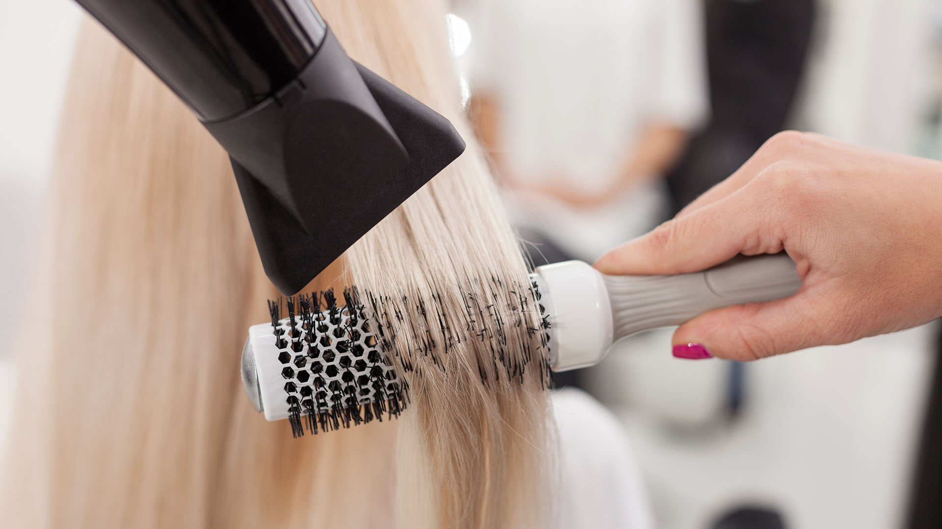 Consejos de estilistas para cuidar el cabello en casa durante los días de aislamiento por el coronavirus (Shutterstock)