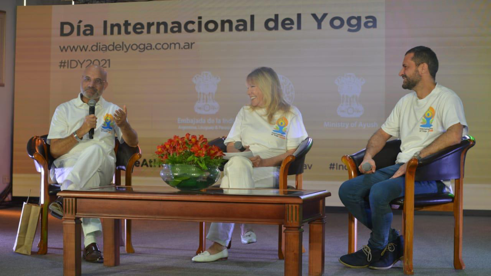 El embajador de la India en Argentina, Uruguay y Paraguay, Dinesh Bhatia, junto a la presentadora de la jornada Soledad Silveyra y Jorgito Ameal