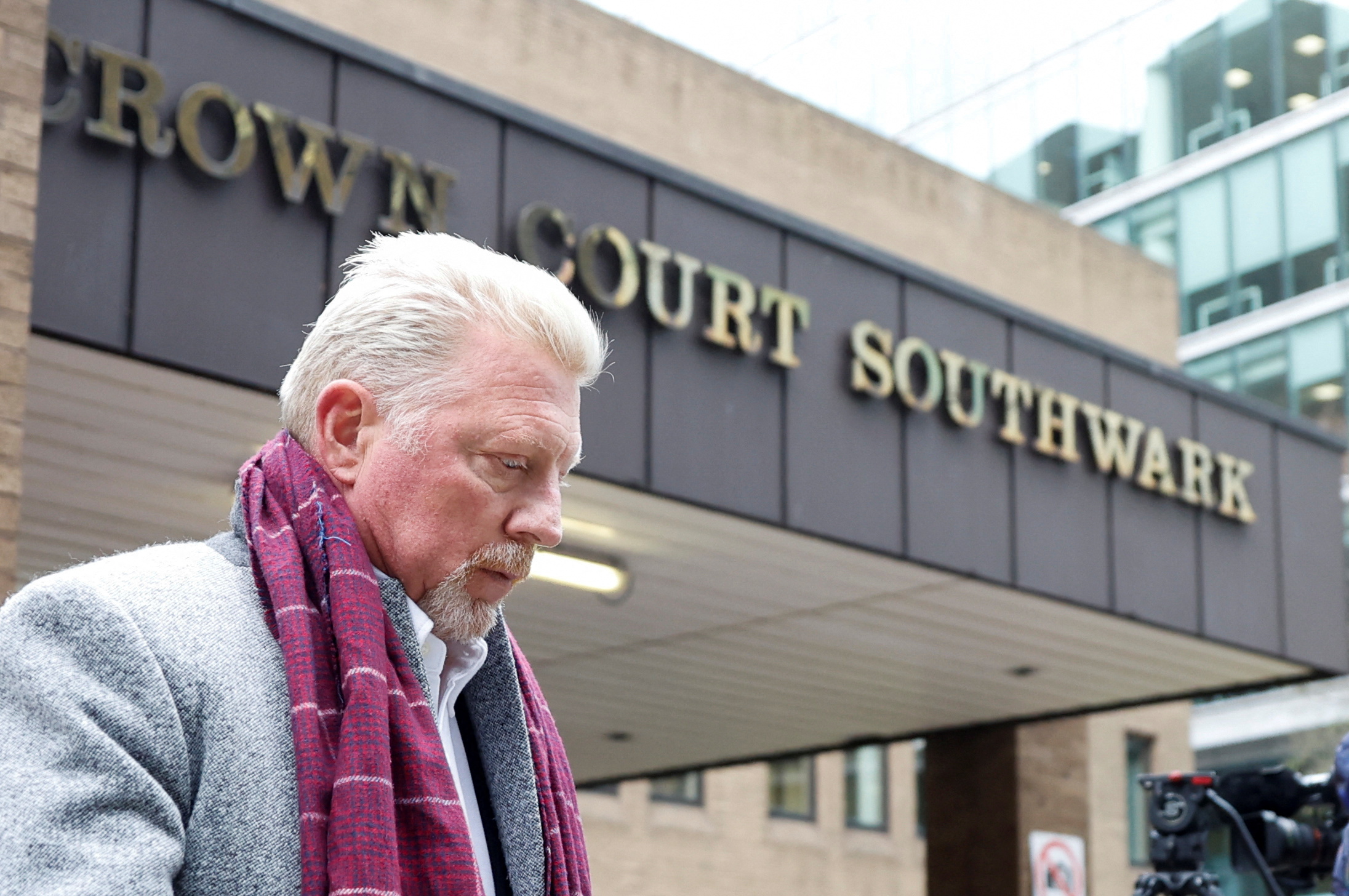 El ex tenista se va después de su juicio por delitos de bancarrota en Southwark Crown Court en Londres, Gran Bretaña, el 8 de abril de 2022. REUTERS/Peter Cziborra
