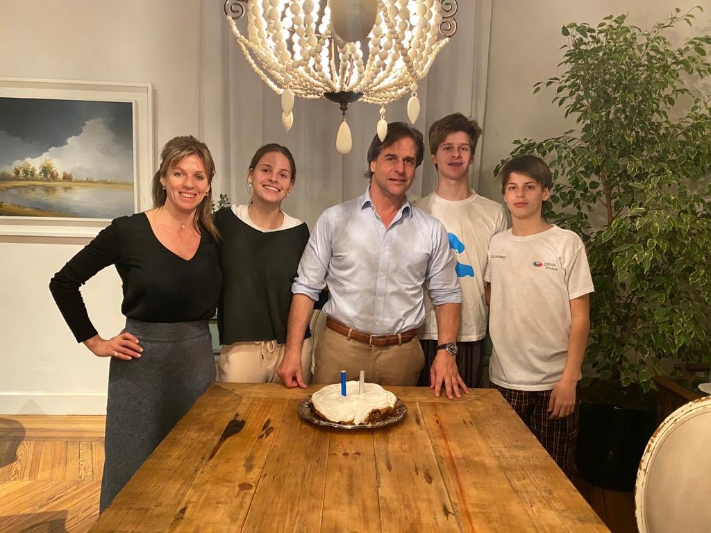 Luis Lacalle Pou and his wife Lorena Ponce de León, with their children, during his 47th birthday celebration in August 2020 (Twitter Lorena Ponce de León)