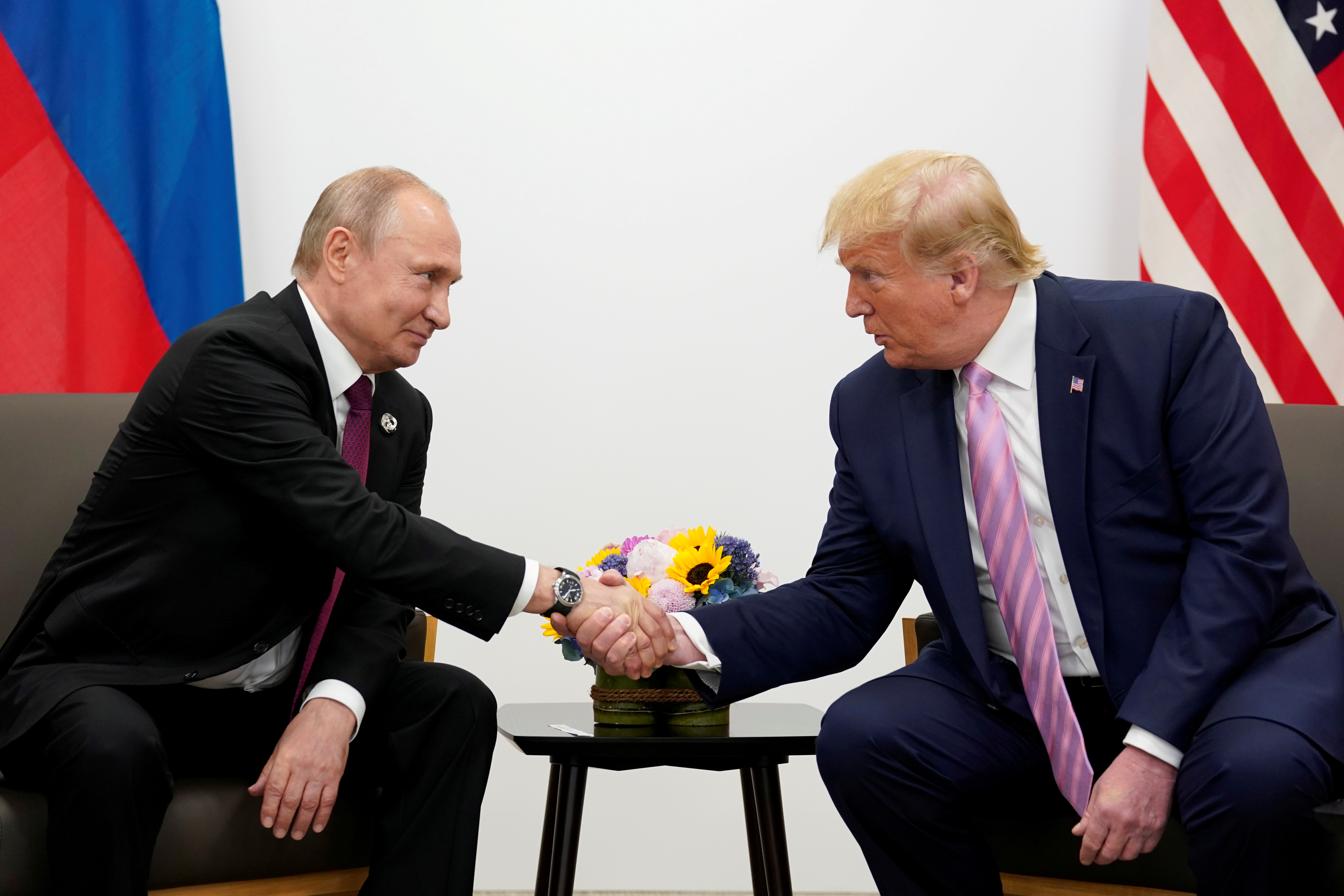 Putin y Trump se dan la mano durante una reunión bilateral en la cumbre de líderes del G20 en Osaka, Japón, el 28 de junio de 2019 (REUTERS/Kevin Lamarque/Foto de archivo)