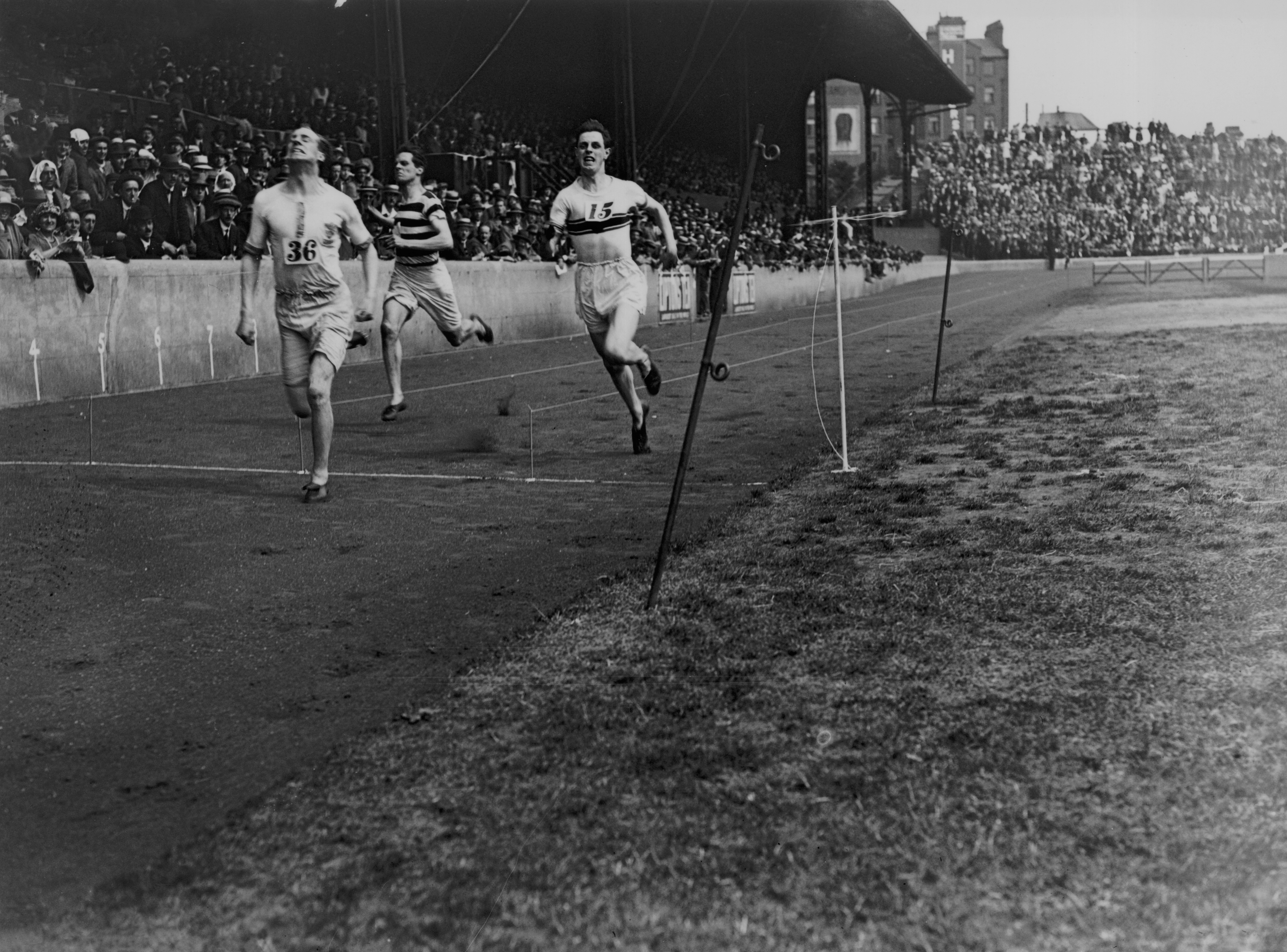 Eric Liddell cruzando la meta en una competencia de 200 metros en 1923. Los arrasadores triunfos de ese año hicieron que compitiera en los Juegos Olímpicos de París. (Photo by Hulton Archive/Getty Images)