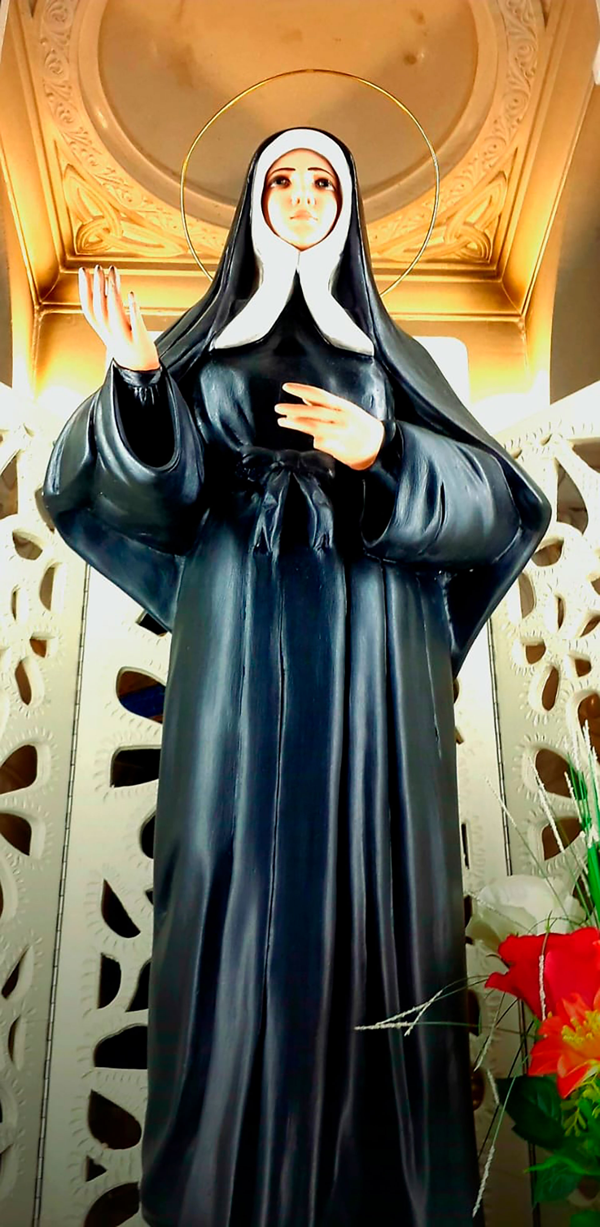 Imagen de Santa Bernardette con su habito de religiosa de la orden de las Hermanas de la Caridad que se venera en el ábside del templo inferior del Santuario de Nuestra Sra. de Lourdes de Santos Lugares