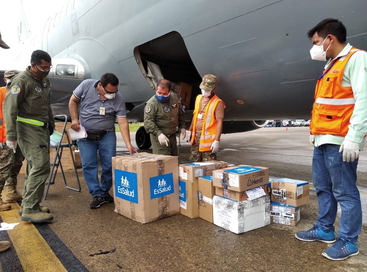 EsSalud y la FAP coordinan puente aéreo para entregar medicamentos y 10 toneladas de insumos médicos a hospitales
