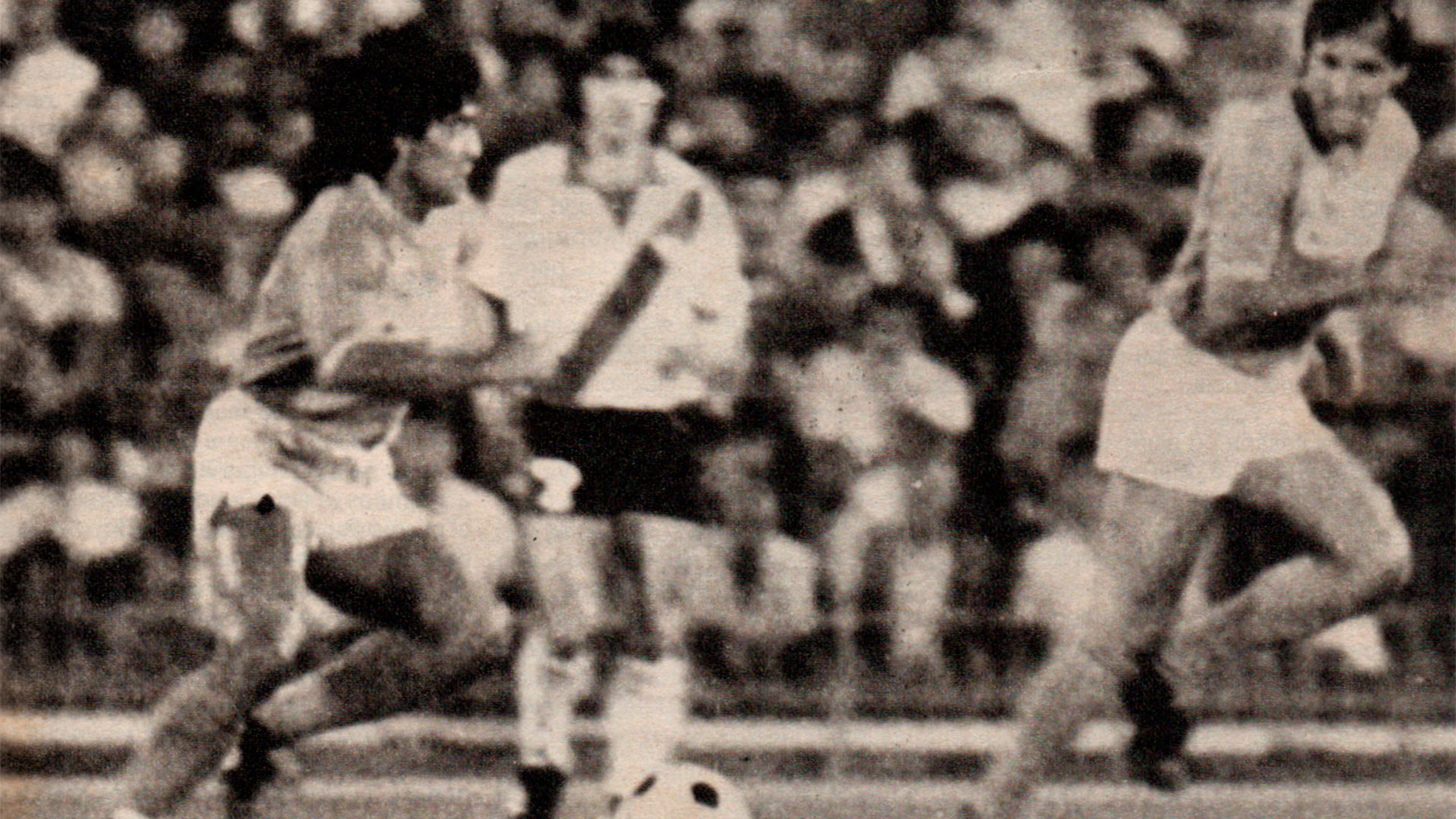 Foto de Diego Maradona llevando la pelota, lo acompaña Ricardo Daniel Bertoni, de fondo lo observa Roque Alfaro. Partido amistoso Napoli-River