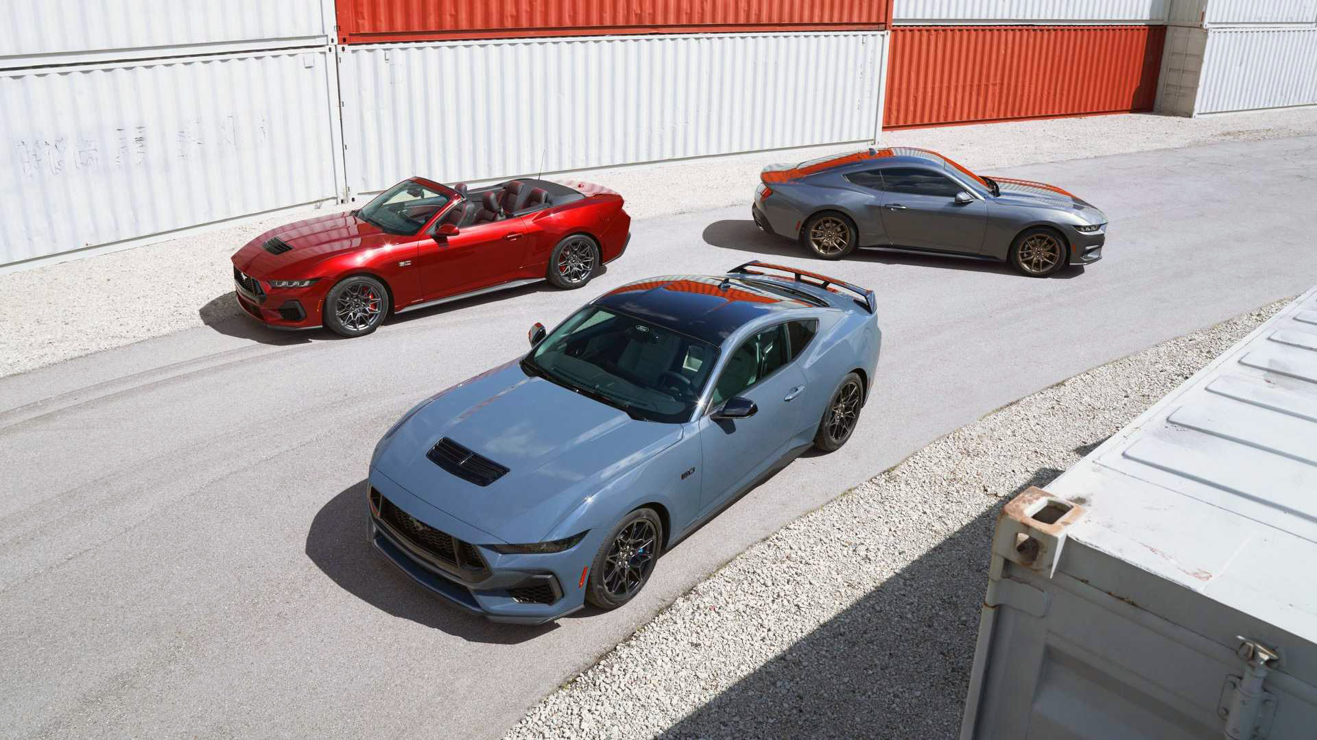 Three copies of the new Mustang.  The 5-liter Coyote V8 and EcoBoost 4-cylinder convertible engine form the basis of the seventh generation