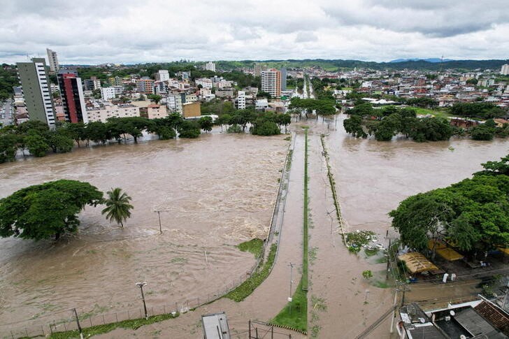 Una vista aérea muestra un barrio durante las inundaciones causadas por el desborde del río Cachoeira en Itabuna, estado de Bahía (REUTERS / Leonardo Benassatto)