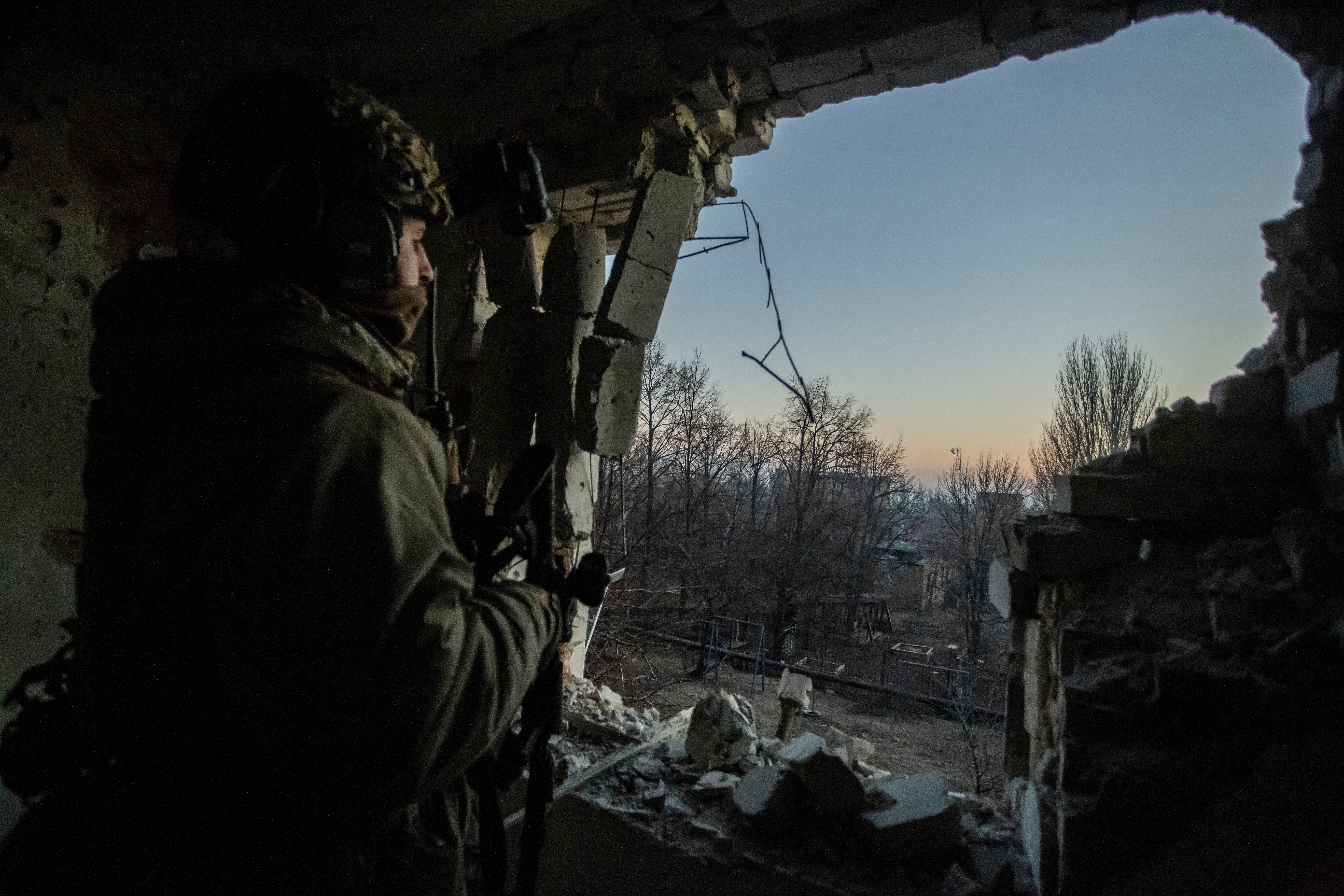 Un militar ucraniano observa, en medio del ataque de Rusia a Ucrania, en Bakhmut, región de Donetsk, Ucrania