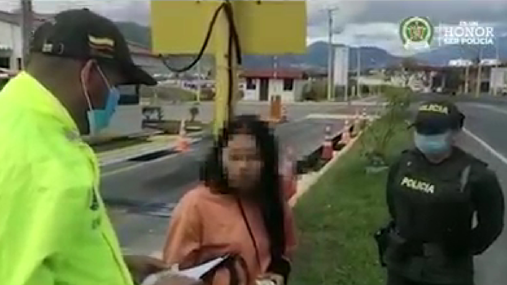 Video: capturan a alias Tania, quien estaría implicada en el  homicidio de tres policías en el Valle del Cauca