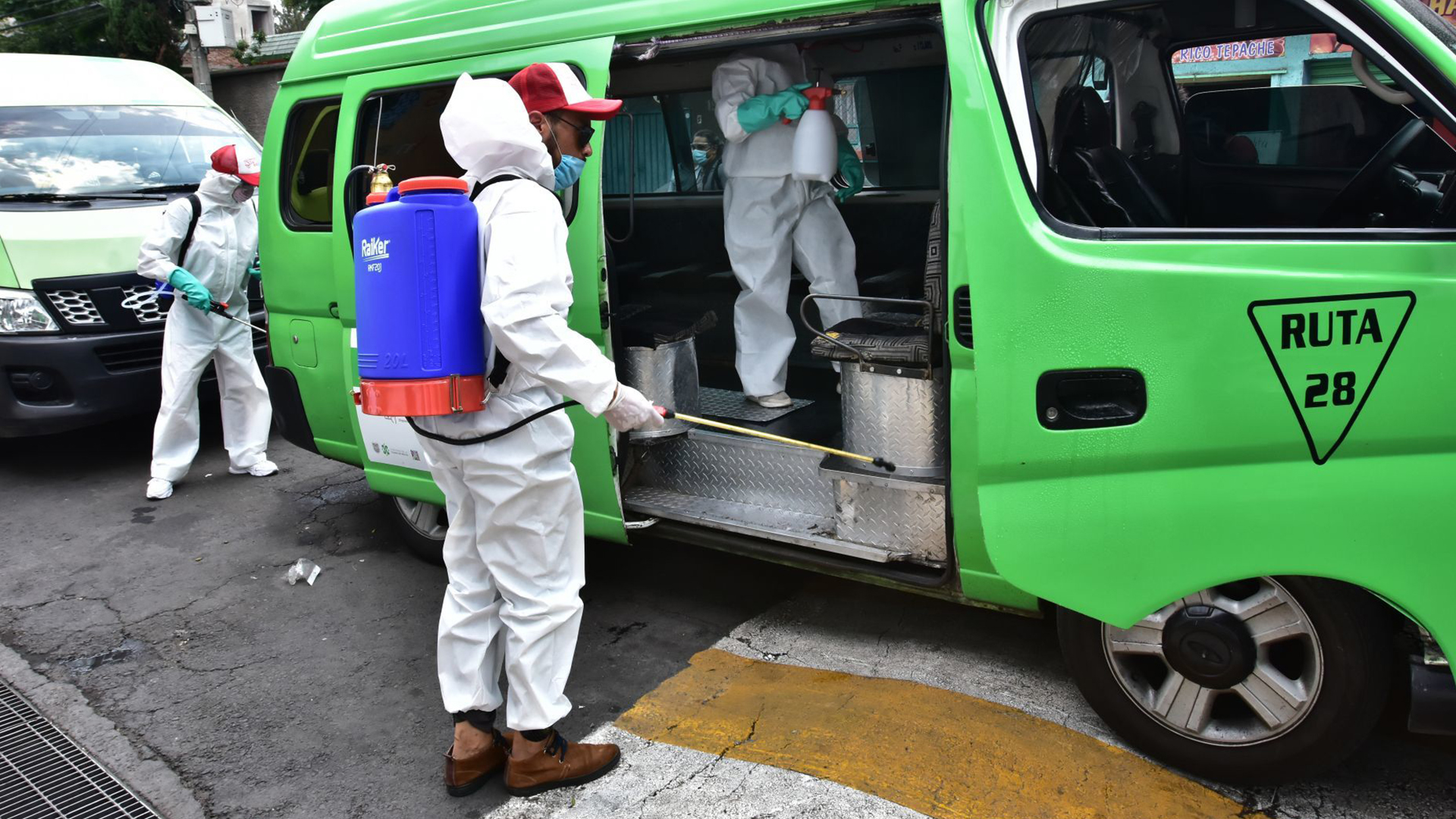 El personal que realiza estas labores cuenta con equipo de protección personal como guantes, cubrebocas, lentes protectores y trajes plásticos (Foto: Cuartoscuro)