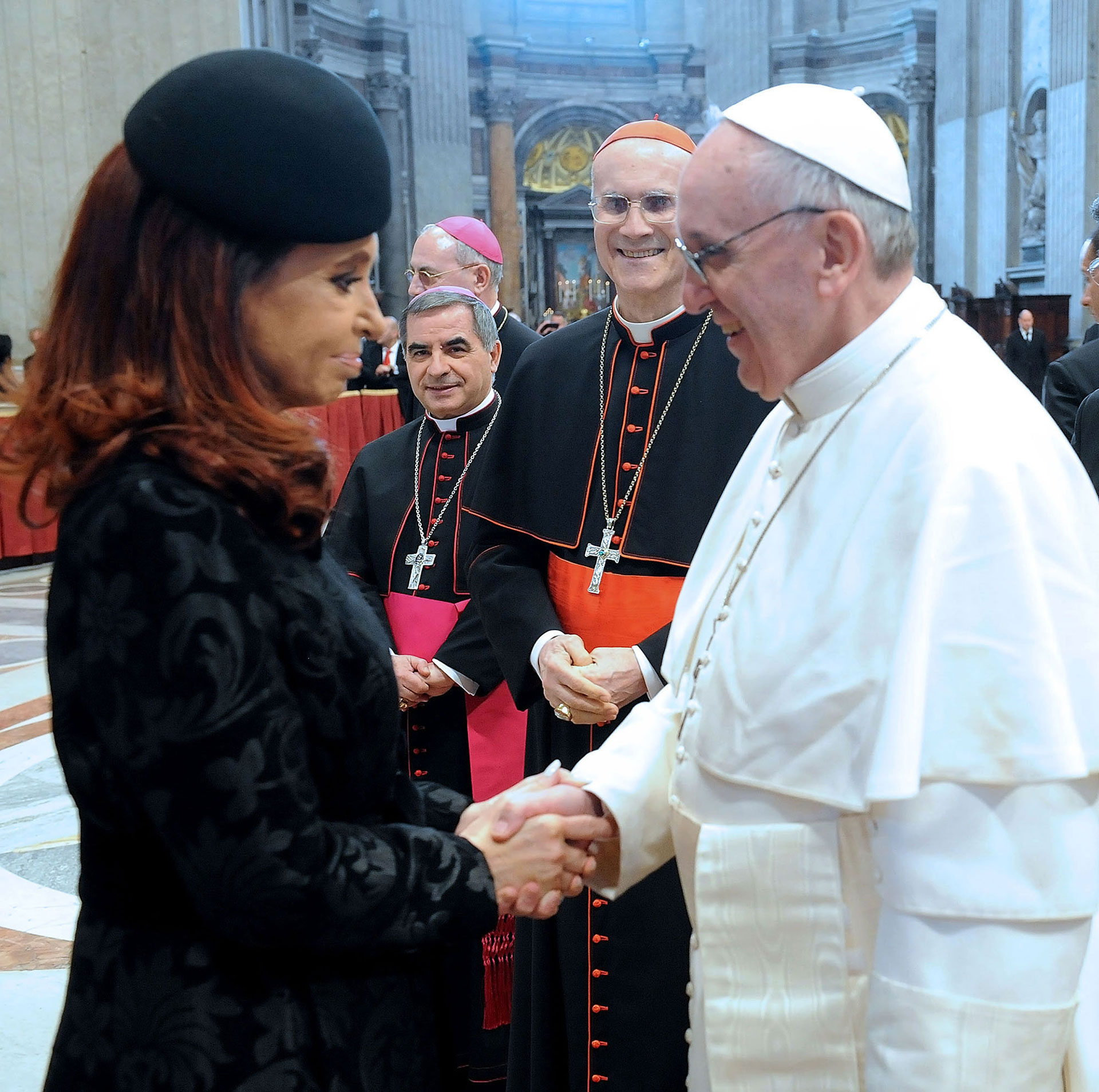 Cristina Kirchner saludó al Papa Francisco durante la ceremonia del inicio de su pontificado: en ese entonces asistieron 31 jefes de Estado y 
11 jefes de gobierno