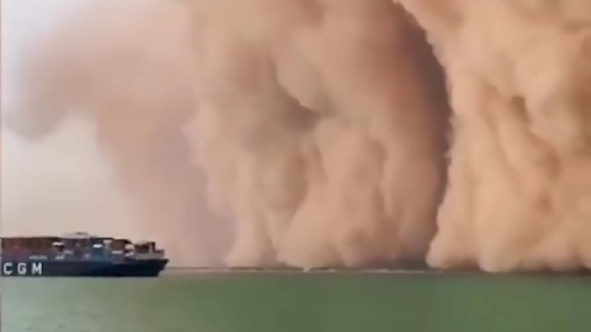 Una impactante tormenta de arena en Egipto cubrió por completo el Canal de Suez