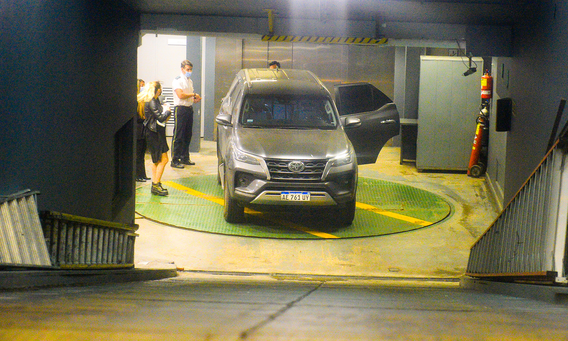 Mica Viciconte con Luca en brazos en el estacionamiento de la Clínica Suizo Argentina  (Foto: RS Fotos)