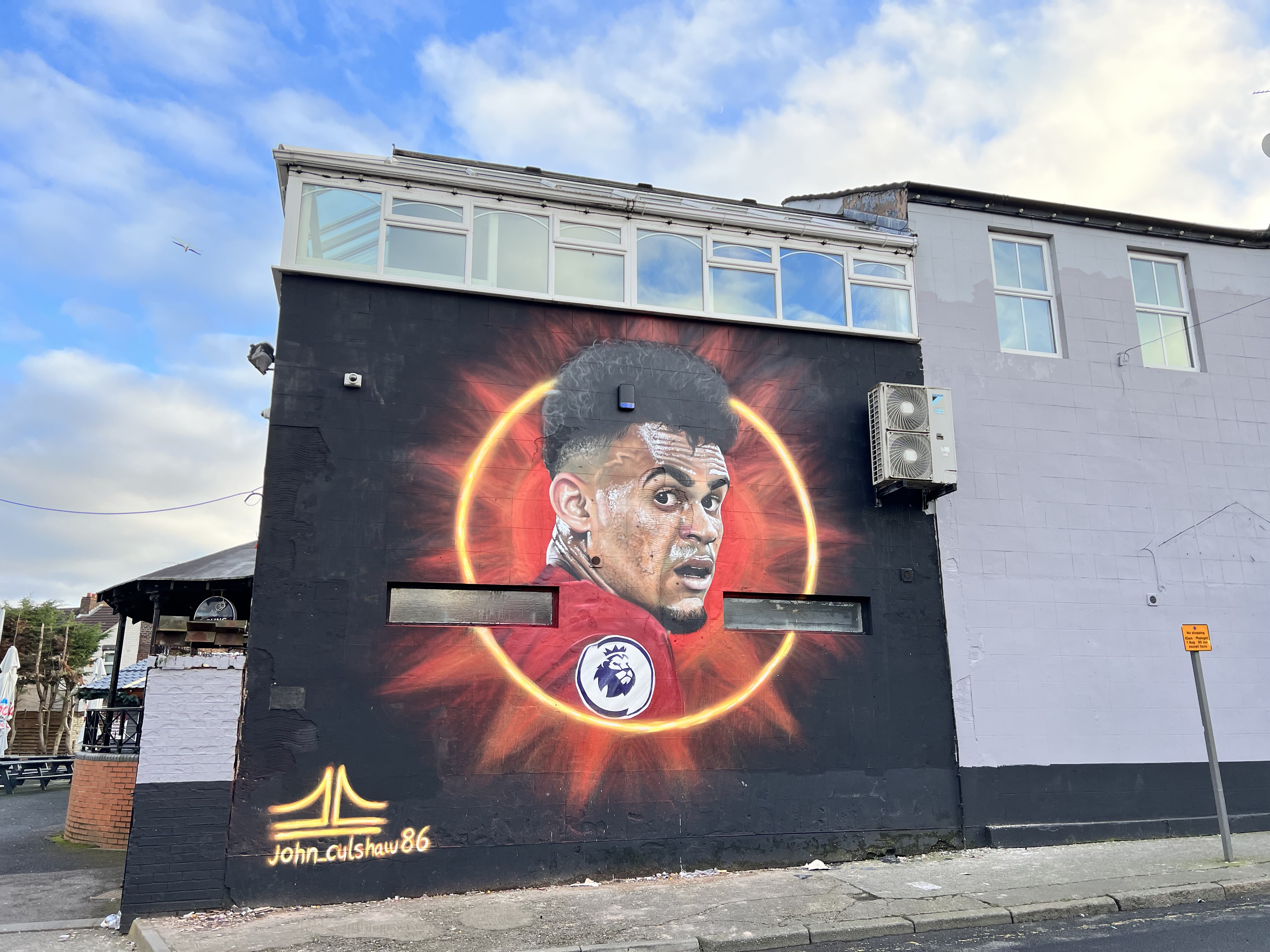 Este es el mural del colombiano en Liverpool. @80sCasualsFC
