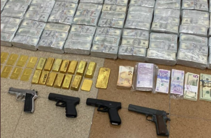 La Policía del Ecuador decomisó al menos una veintena de lingotes de oro, dinero en efectivo y armas de fuego.