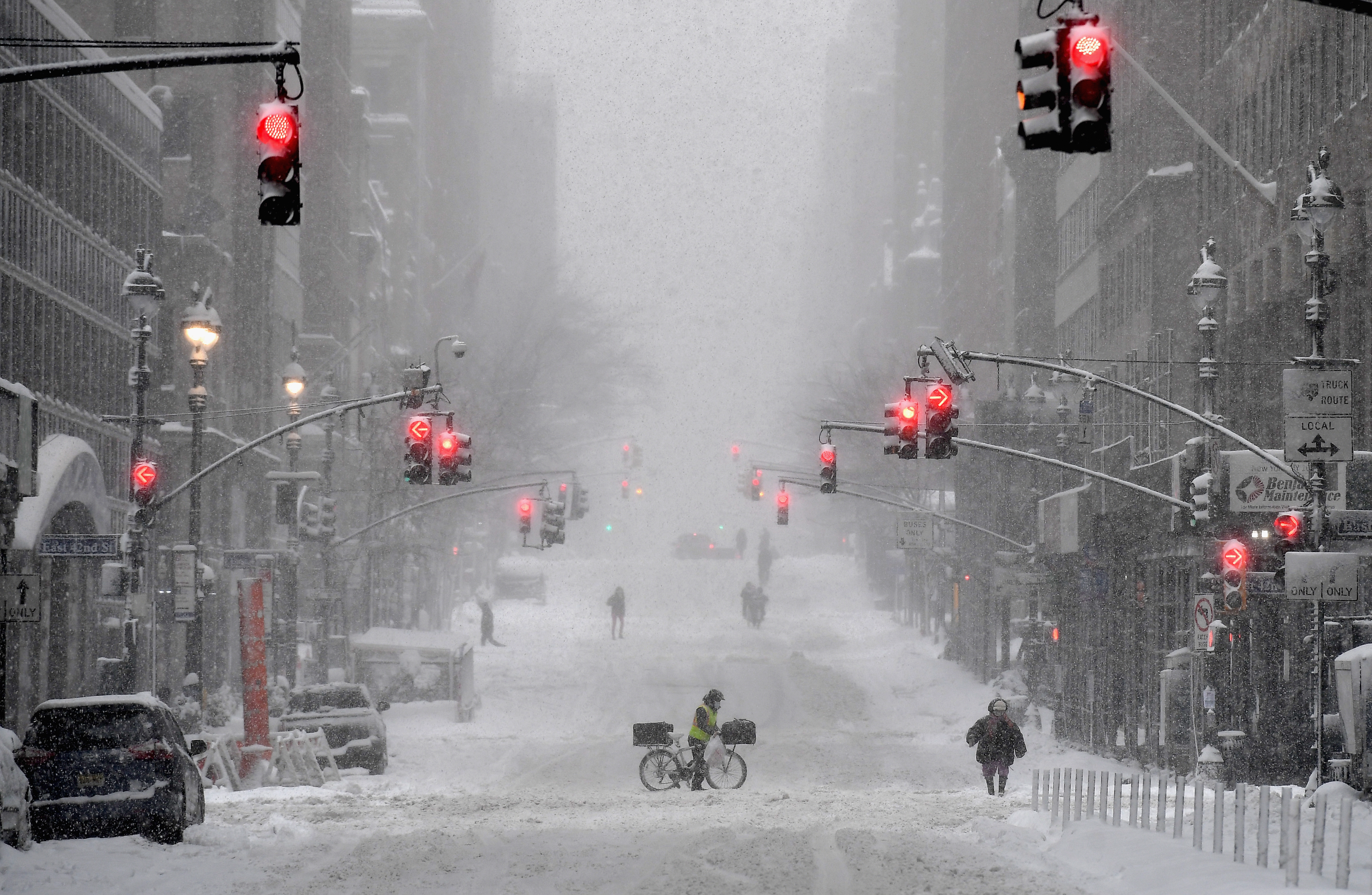 La nieve cubre las calles del centro de Nueva York. (Angela Weiss / AFP)