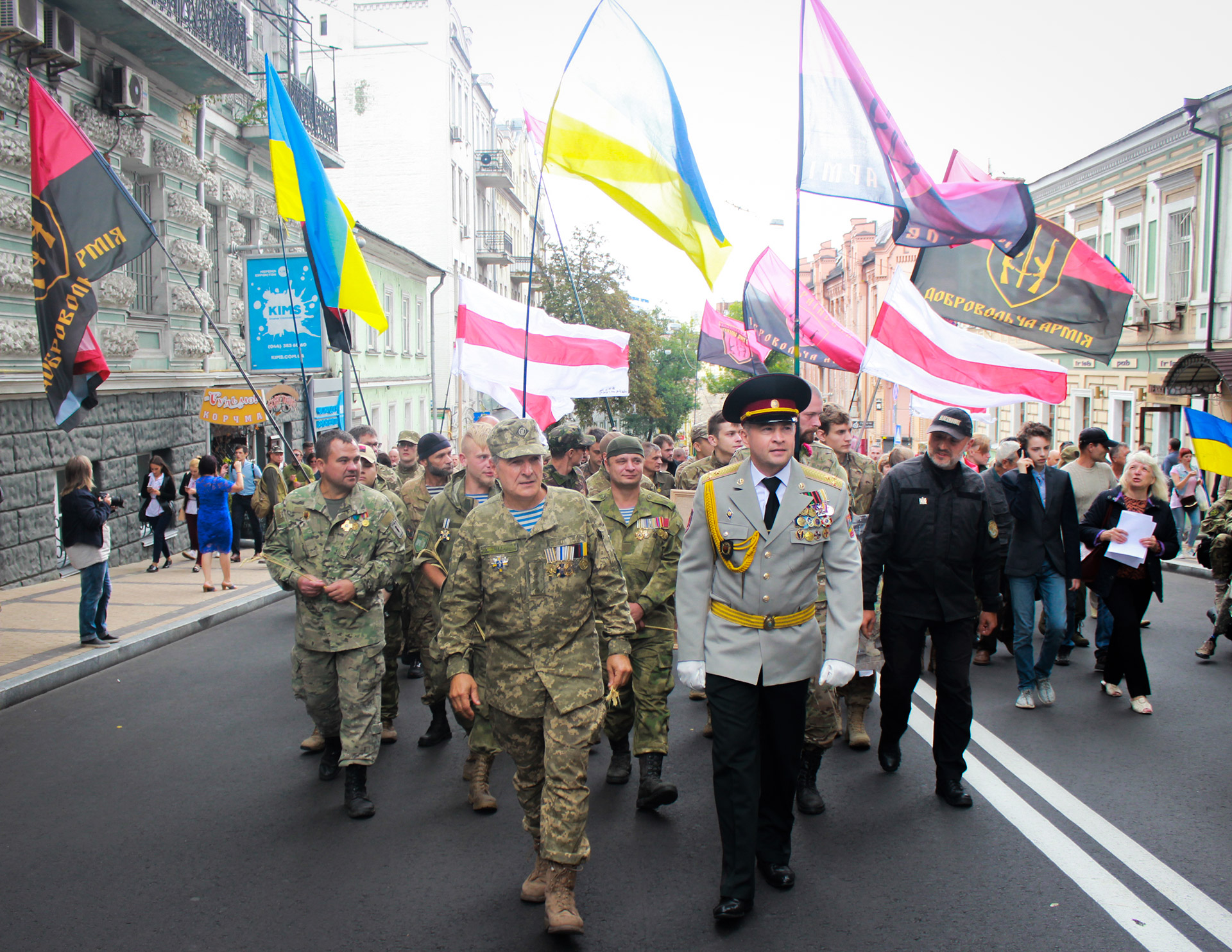 Soldados y veteranos ucranianios marchan por las calles de Kiev, capital de Ucrania (fotos: Ignacio Hutín)