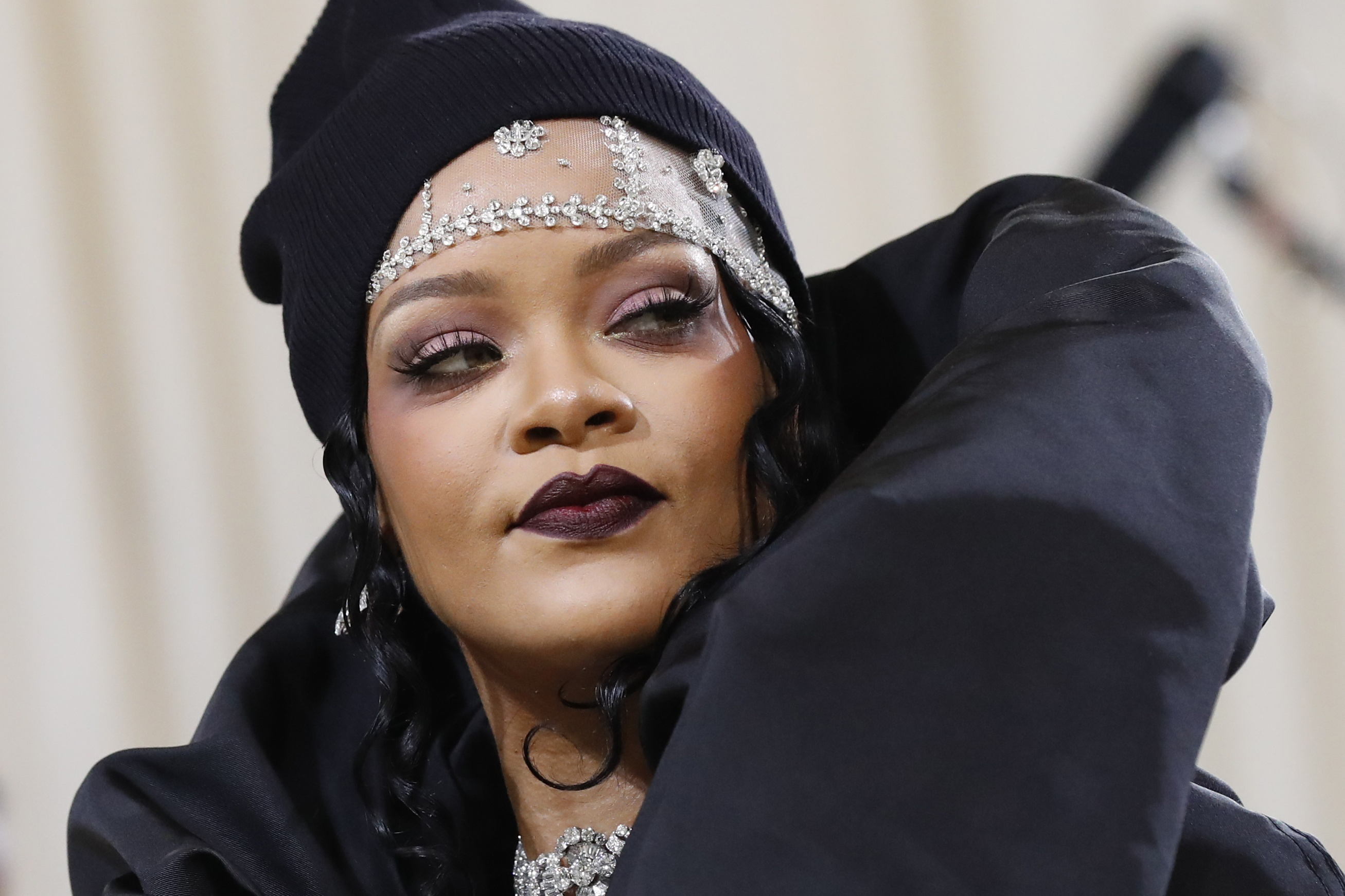 Rihanna estuvo al borde de la quiebra por gastar demasiado y demandó a su asesor financiero. El contador respondió: “¿De verdad hacía falta explicarle que, si gastás dinero para comprar cosas, al final vas a tener las cosas pero no el dinero?” REUTERS/Mario Anzuoni