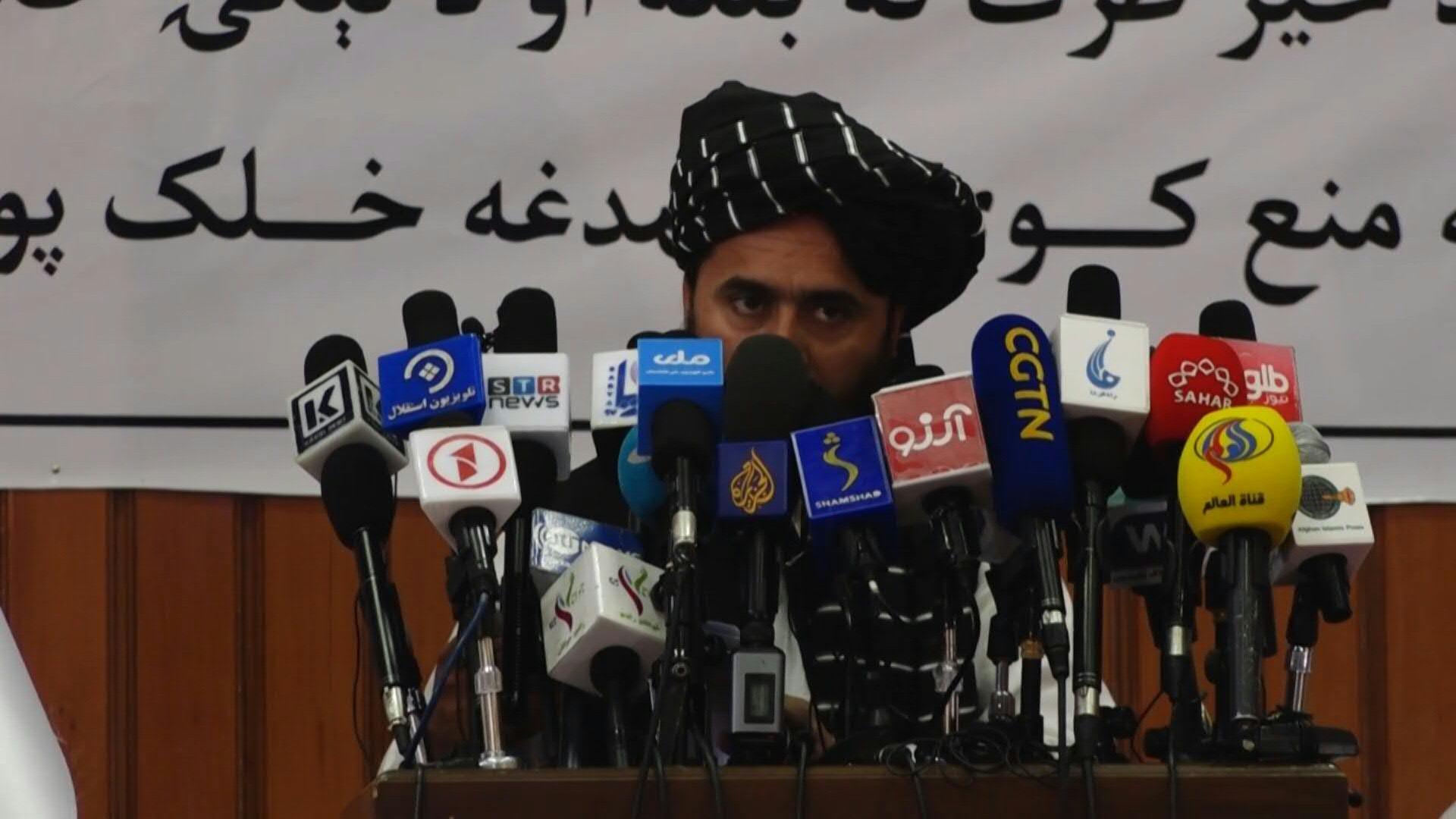 Conferencia de prensa en que los talibanes ordenan a las mujeres que en público usen un velo que las cubra de pies a cabeza, preferiblemente un burka, que solo deja una rejilla a la altura de los ojos. 