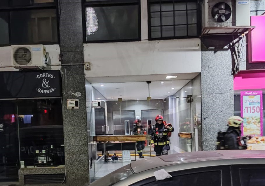 El incendio en el departamento de Belgrano dejó un saldo de un fallecido y tres heridos