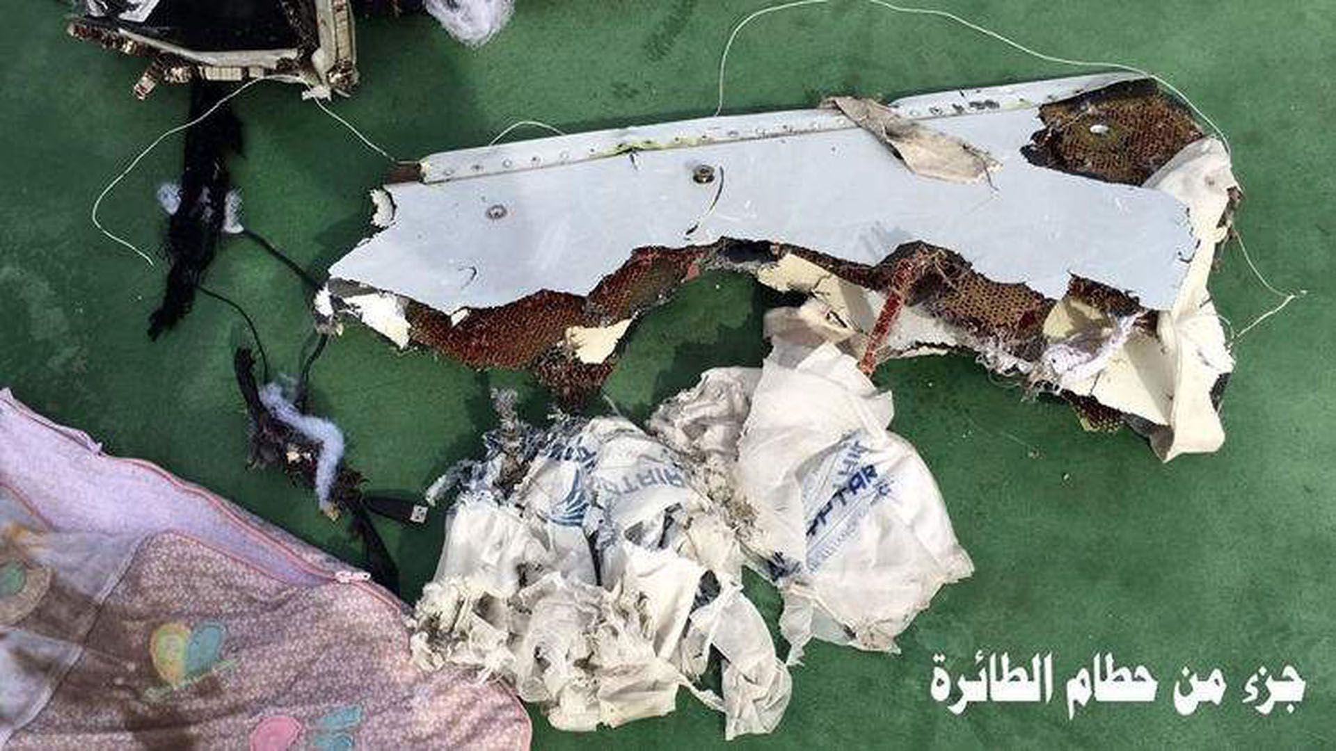 Inicialmente las autoridades egipcias dijeron haber encontrado restos de explosivos en los restos del avión. (Egyptian Armed Forces Facebook via AP)