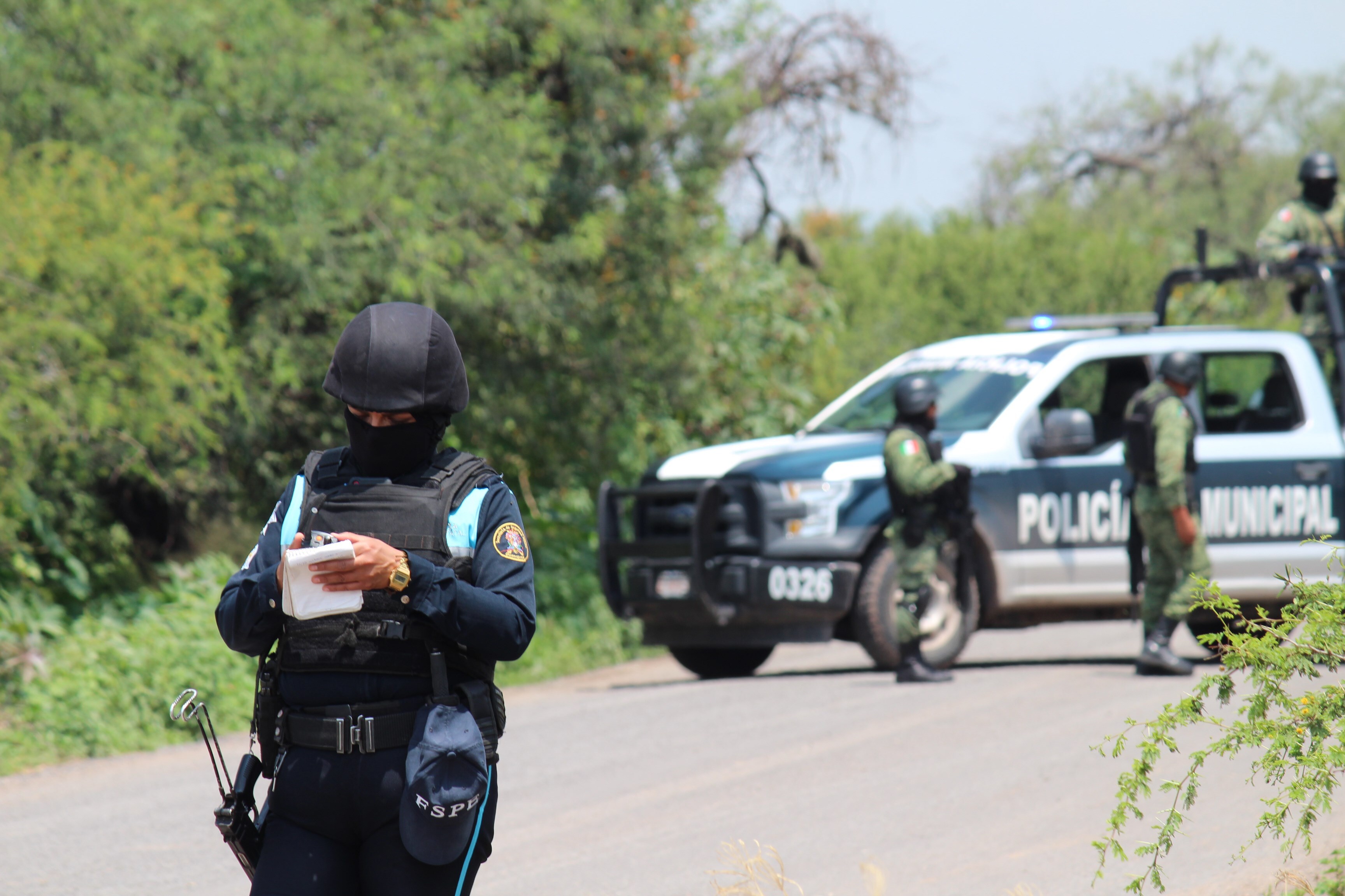 Policías prestan guardia en la zona donde un vehículo policial fue atacado por grupos armados, en Guanajuato (México). EFE/ STR/Archivo
