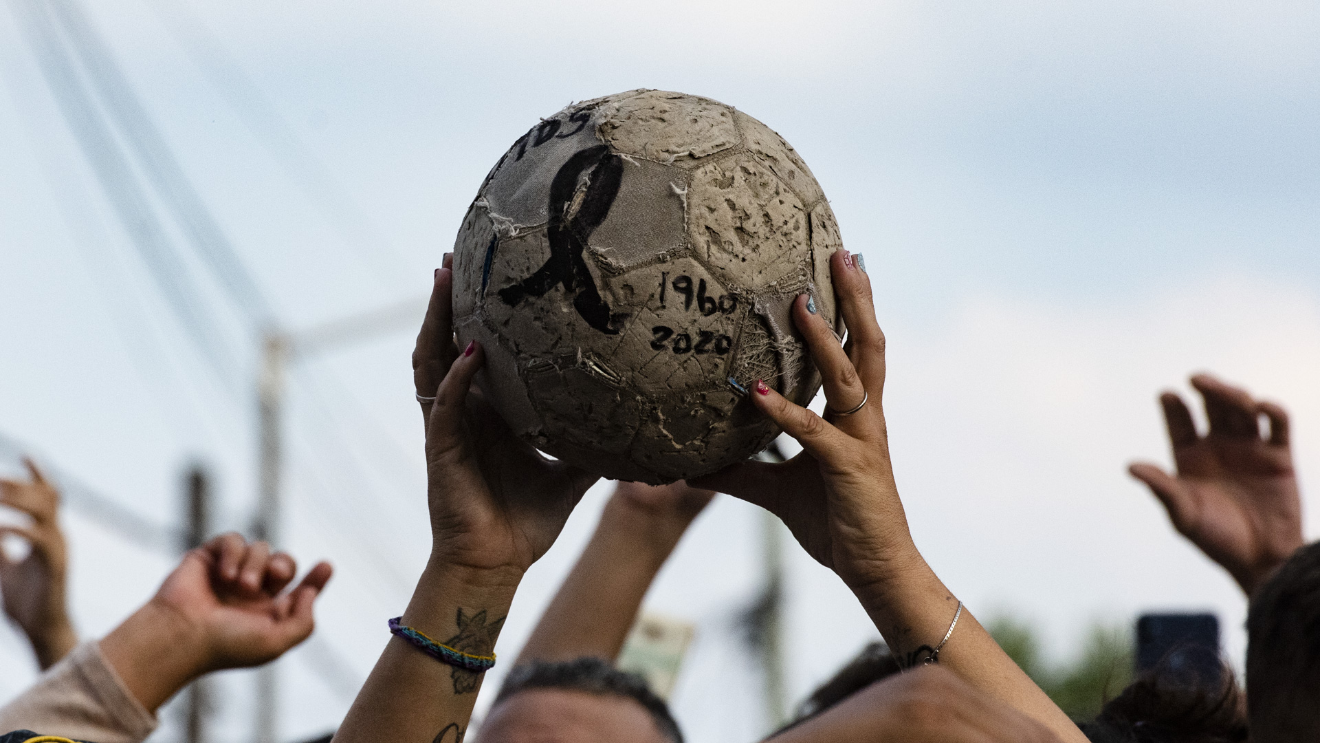 La pelota, con las fechas de nacimiento y muerte del Diez (Adrian Escandar)