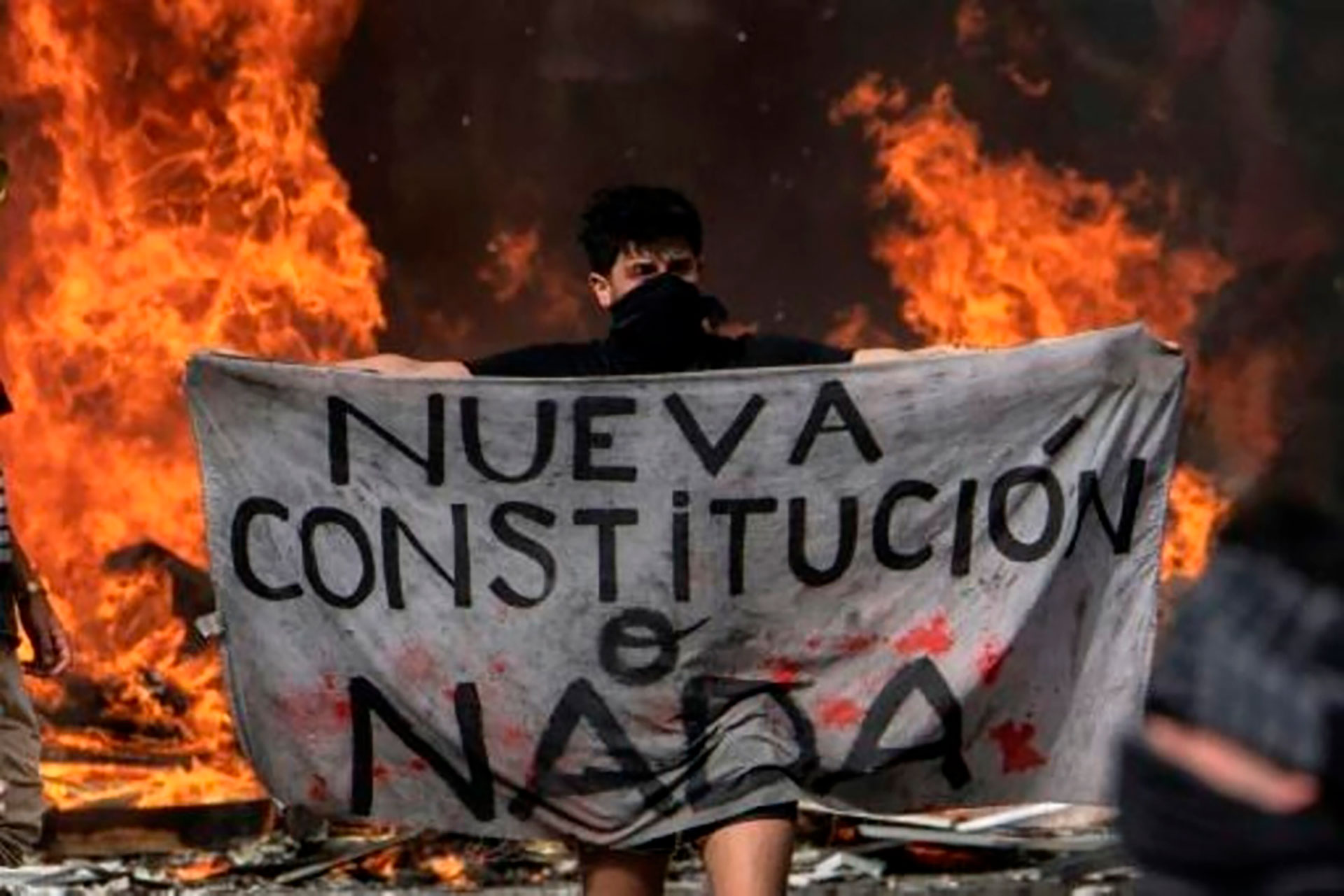 El texto fue escrito por una convención 100 % electa, de mayoría progresista e integrada por ciudadanos independientes, sin afiliación a partidos políticos, luego de que un 80 % de la ciudadanía apostara por un cambio de Constitución en un referéndum celebrado en octubre de 2020. (AFP)