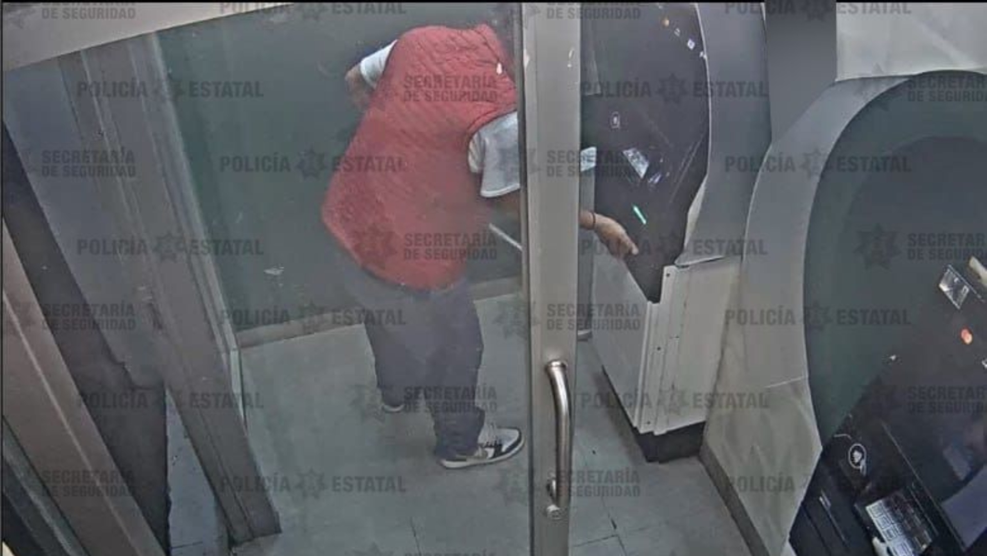 Detuvieron a un hombre que intentó abrir un cajero automático con un tubo en el Edomex