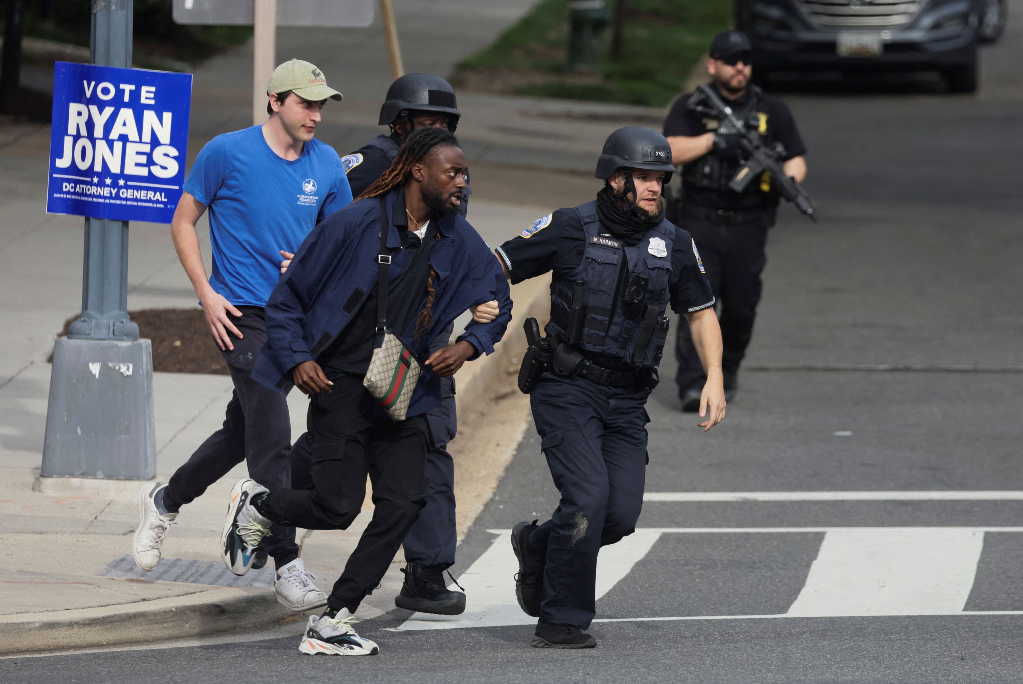 Agentes de la policía ayudan a civiles evacuar tras un tiroteo en EEUU (REUTERS / Evelyn Hockstein)