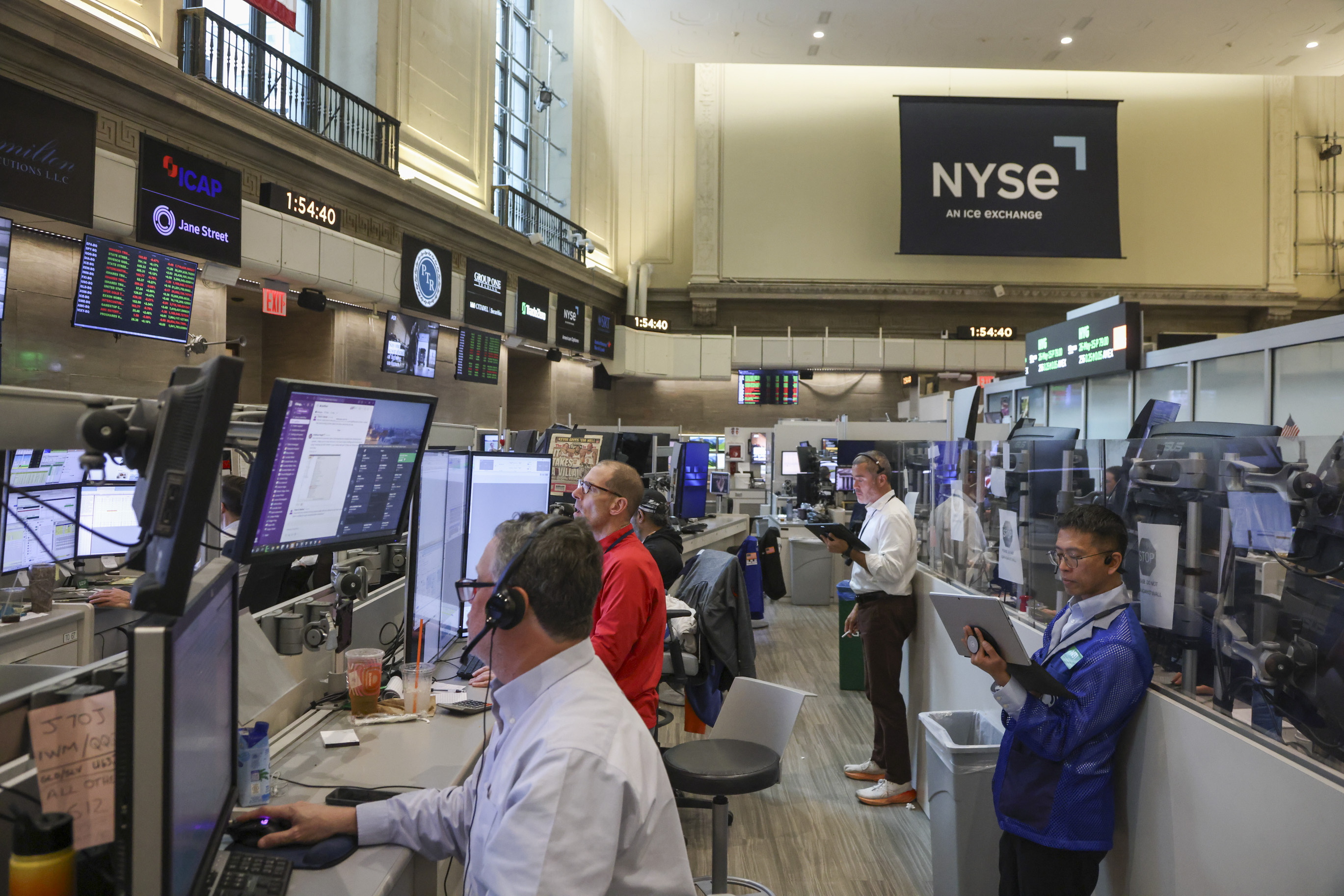 Wall Street encaden&oacute; su sexta semana de ganancias con m&aacute;ximos hist&oacute;ricos mientras el petr&oacute;leo volvi&oacute; a subir