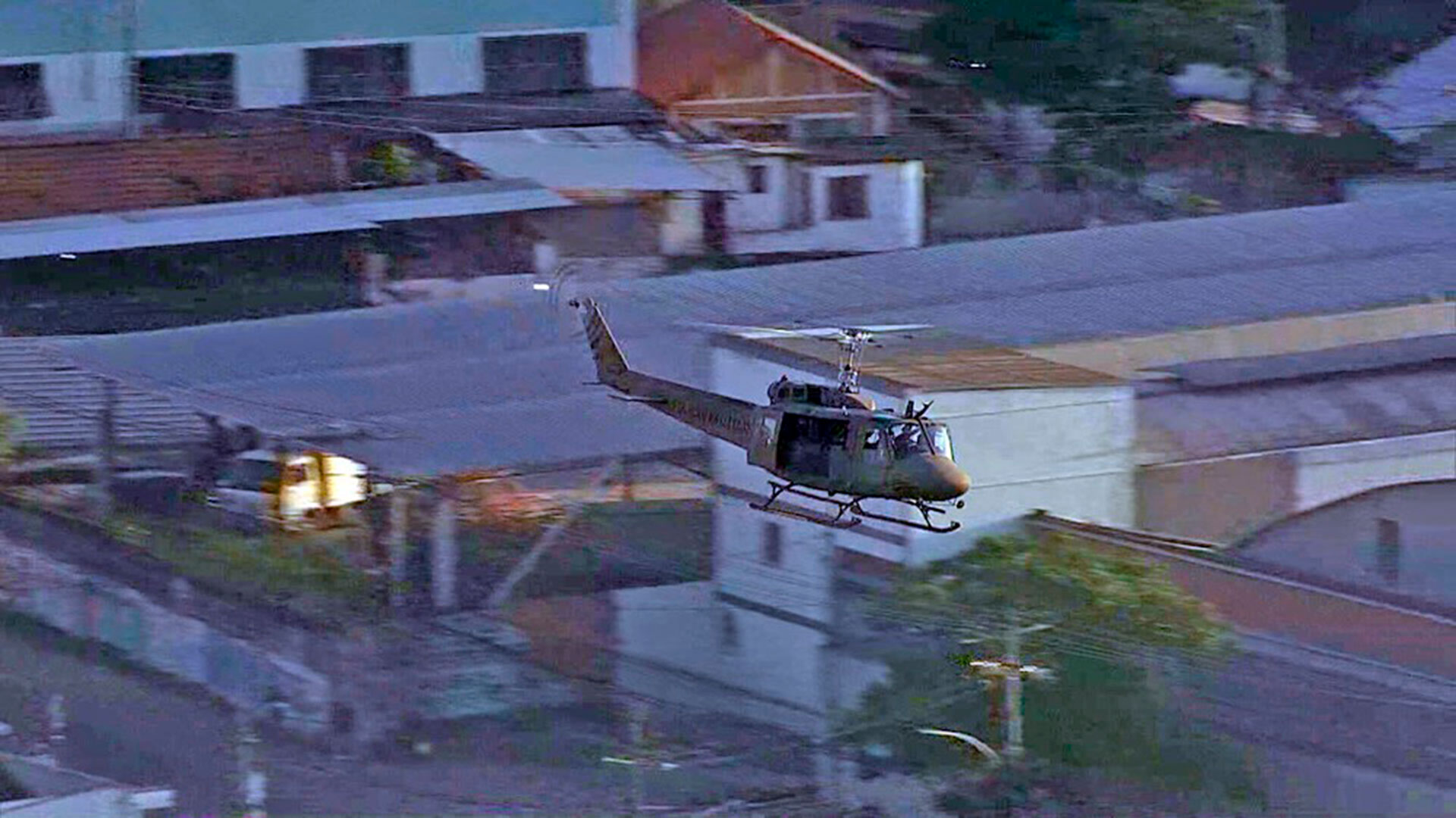 Helikopter Polisi Militer dalam operasi penuh (Reproduksi/TV Globo)