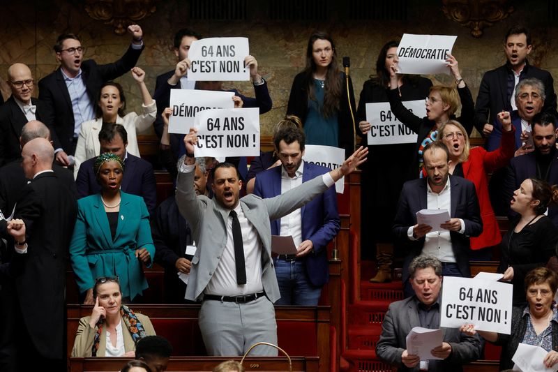 Parlamentarios de izquierda protestan en el Congreso durante el discurso de la primera ministra Elisabeth Borne (REUTERS/Pascal Rossignol)