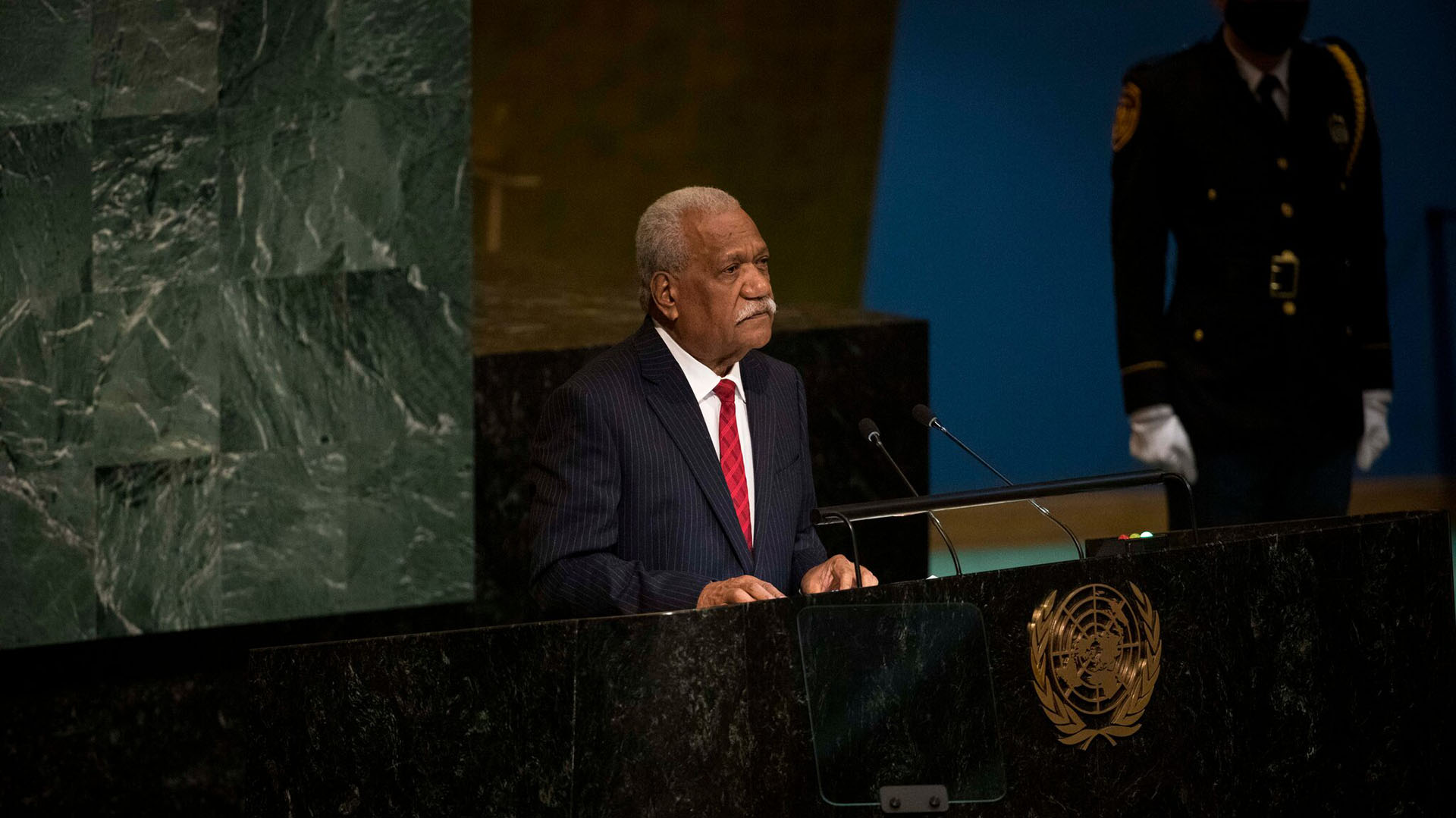 El presidente de Vanuatu, Nikenike Vurobaravu, se dirige a la Asamblea General de la ONU en la sede de la ONU en Nueva York (Dave Sanders/The New York Times)