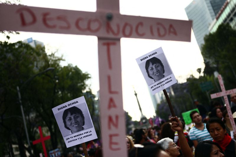 Imagen de archivo. Dos carteles que dicen "Digna Ochoa. En tu memoria por la justicia y la verdad" se ven durante una manifestación para exigir justicia para las mujeres víctimas de violencia, en Ciudad de México. el 8 de marzo de 2013. REUTERS / Edgard Garrido