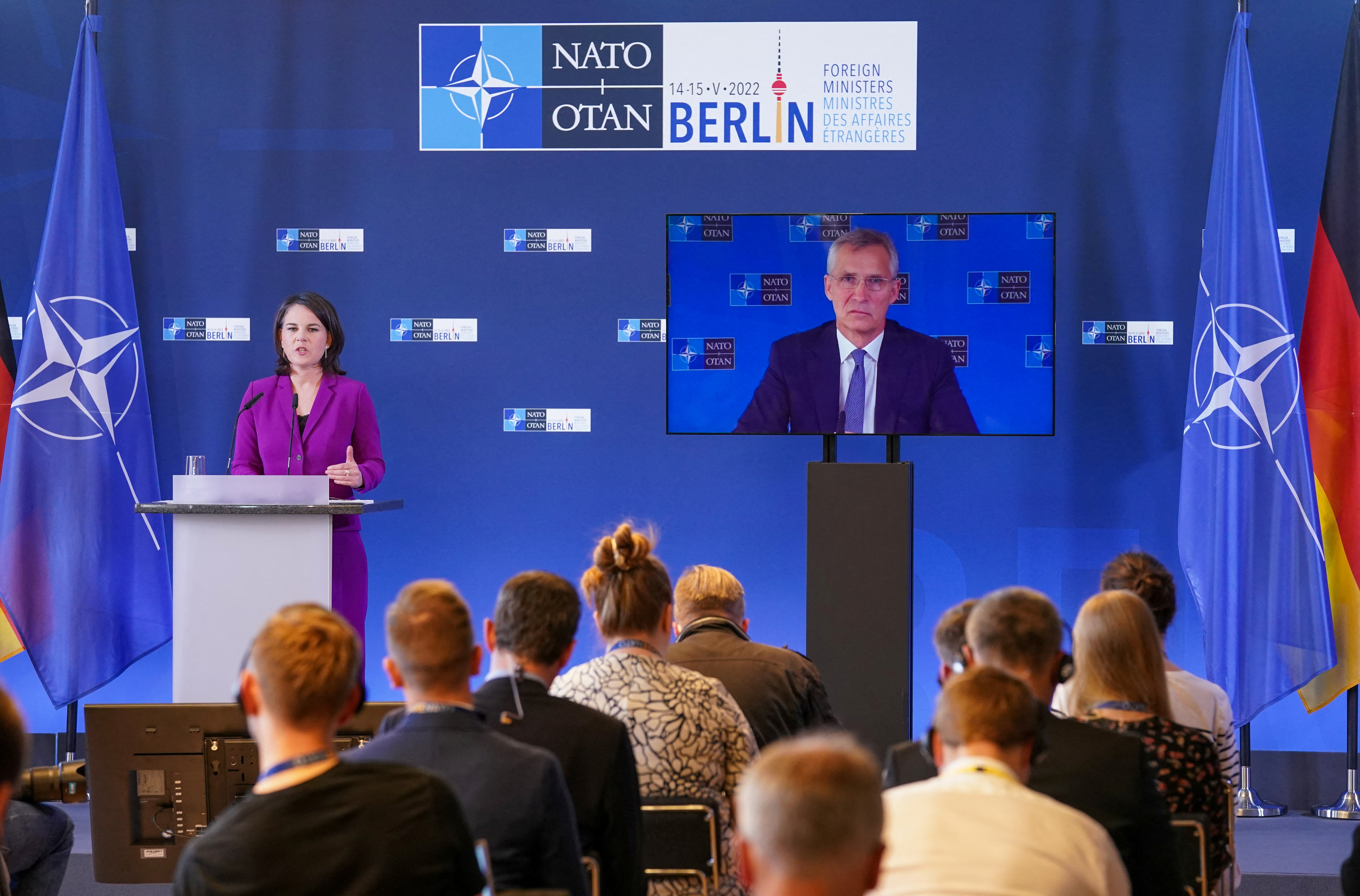 La ministra de Relaciones Exteriores de Alemania, Annalena Baerbock, habla durante una conferencia de prensa con el secretario general de la OTAN, Jens Stoltenberg, durante una reunión de la OTAN en Berlín este domingo (REUTERS/Kevin Lamarque)