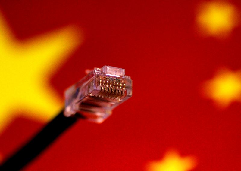 FOTO DE ARCHIVO: Un cable de red contra el fondo de la bandera de China en esta imagen de ilustración tomada el 12 de julio de 2017. REUTERS/Thomas White