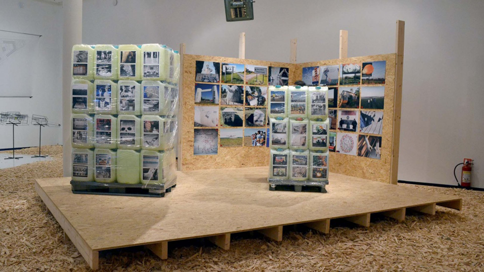 Eduardo Molinari: Un drone o B.O.G.S.A.T. - La responsabilidad. Instalación (2021) Versión especial para la muestra "Simbiología. Prácticas artísticas en un Planeta en emergencia", Centro Cultural Kirchner. (Télam)