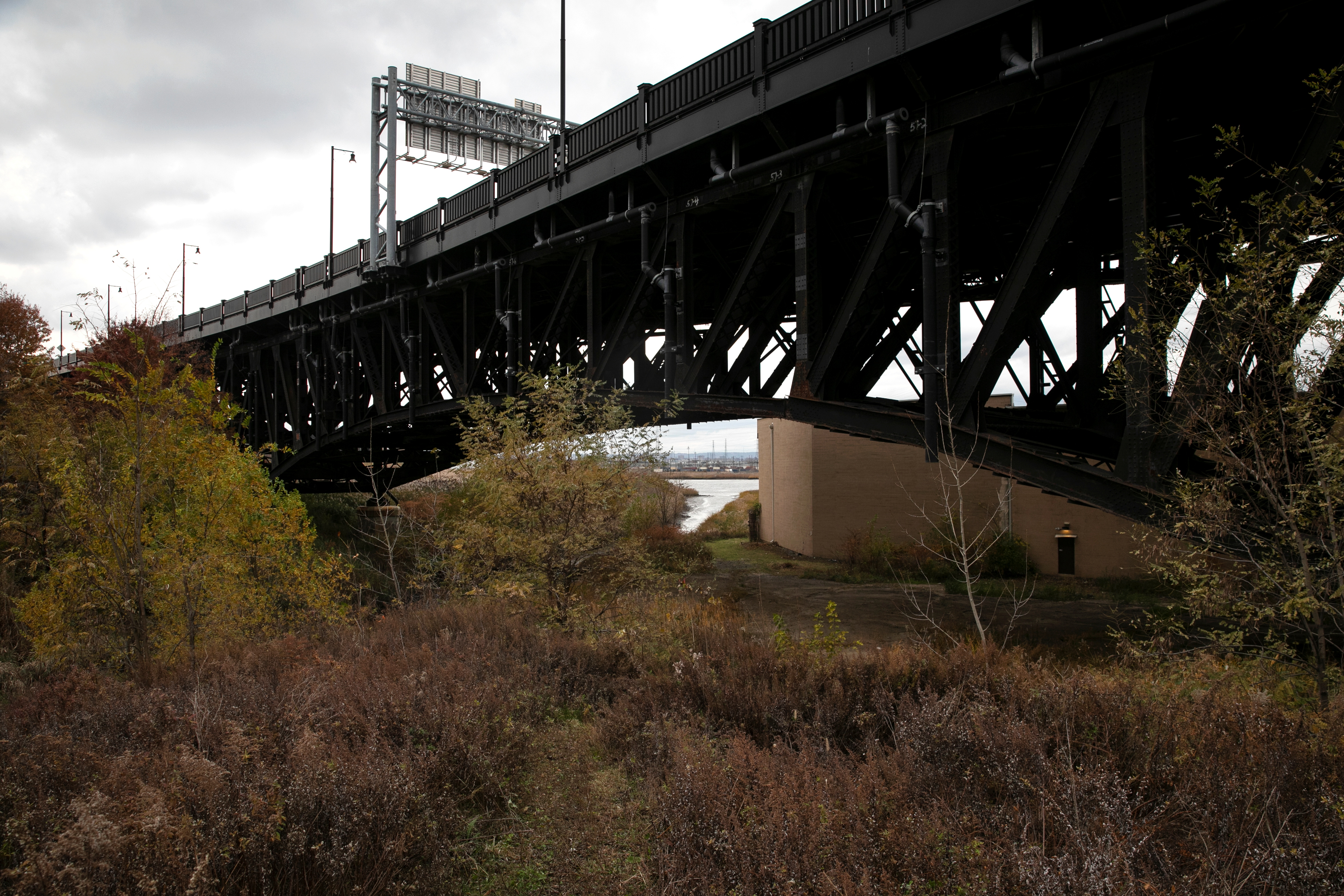 El área del puente Pulaski Skyway en Nueva Jersey que fue rastrillada por el FBI en busca del cuerpo de Hoffa REUTERS/Mike Segar