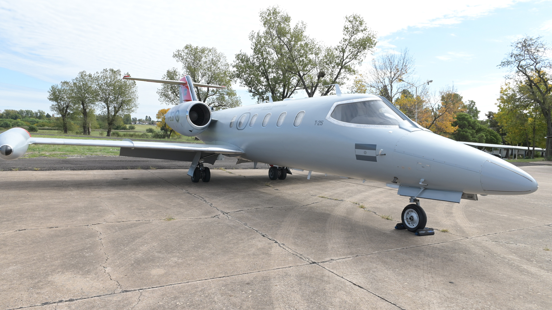 Para llevar adelante las tareas desde Paraná, la Fuerza Aérea cuenta con distintos sistemas de armas. Uno de ellos es el Learjet, que en el presente se utiliza para la verificación de radioayudas (Fernando Calzada)