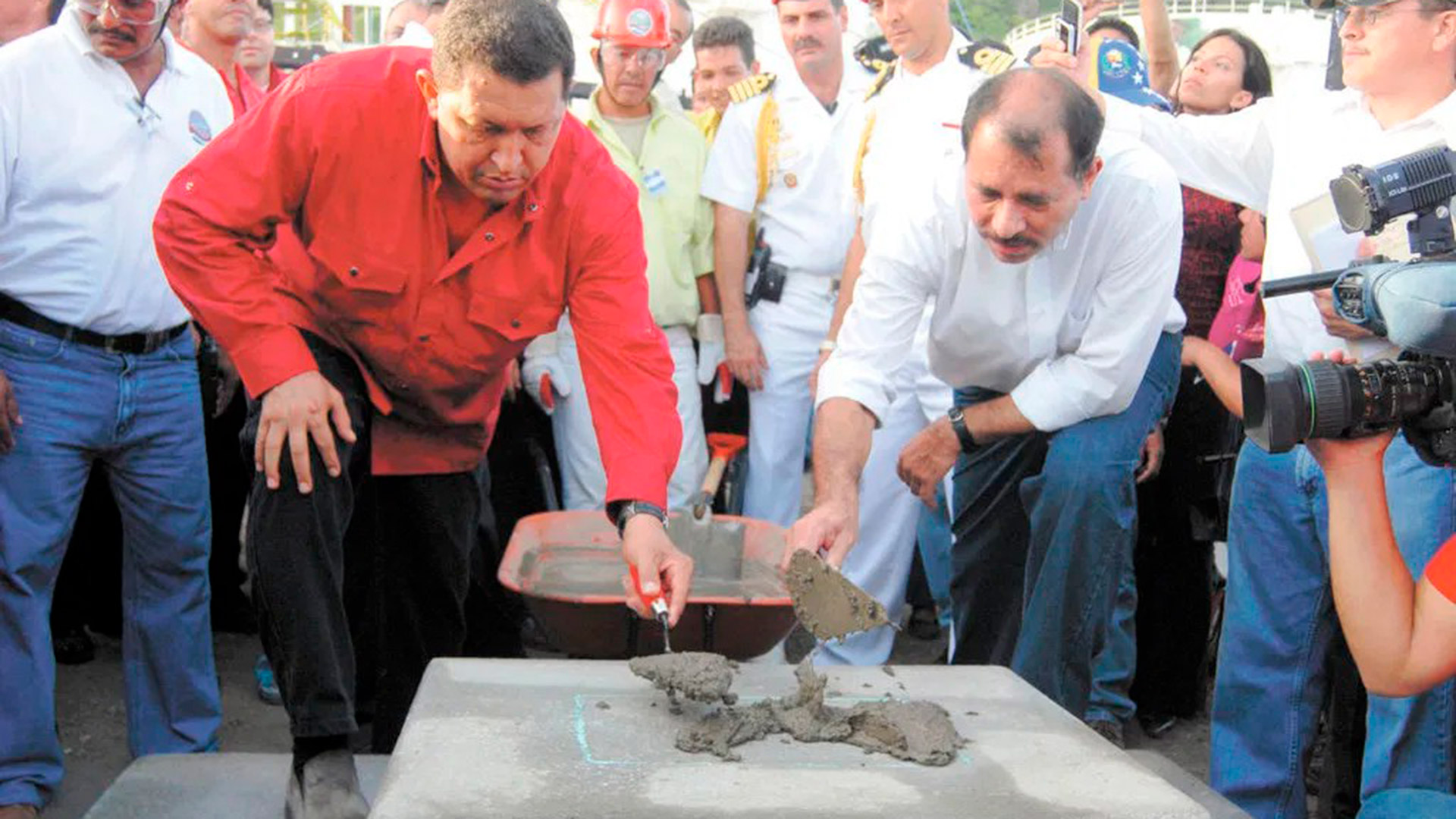 Tras su llegada al poder, Ortega firmó un acuerdo con el fallecido presidente venezolano, Hugo Chávez, que le habría dejado unos seis mil millones de dólares de libre uso. En la foto, cuando presentaron en agosto de 2007 el proyecto de una refinería que nunca se construyó.