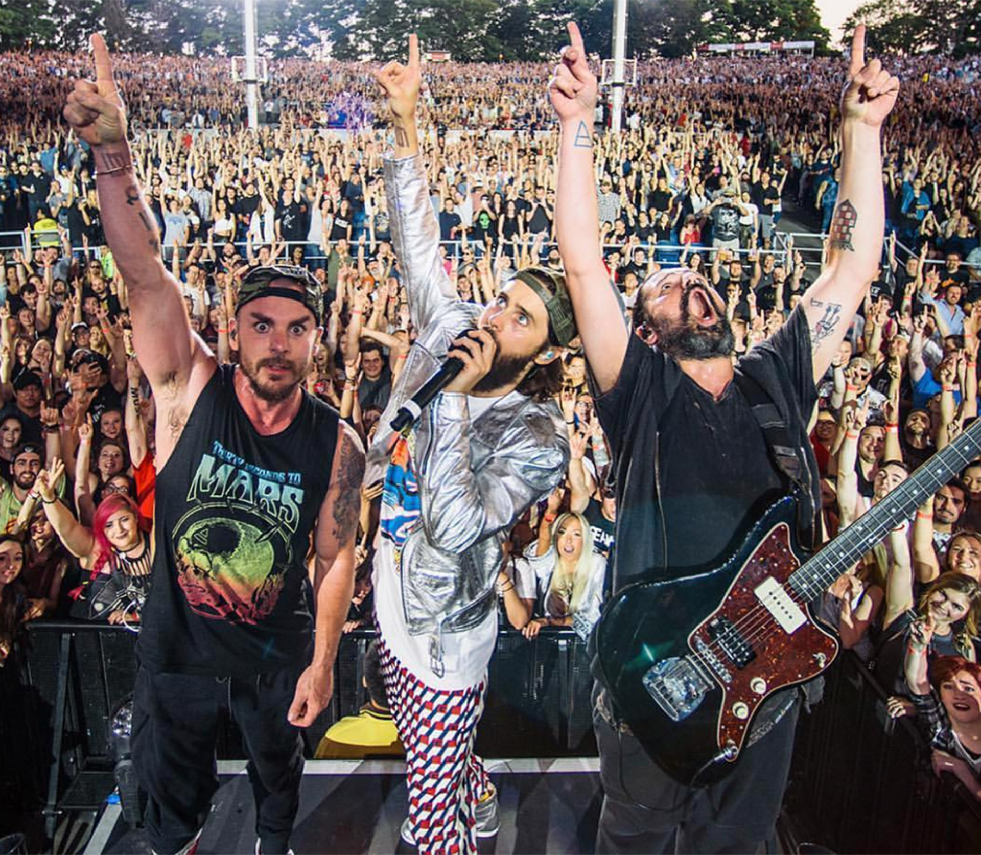 Jared Leto con sus compañeros de 30 Seconds to Mars, su banda de rock