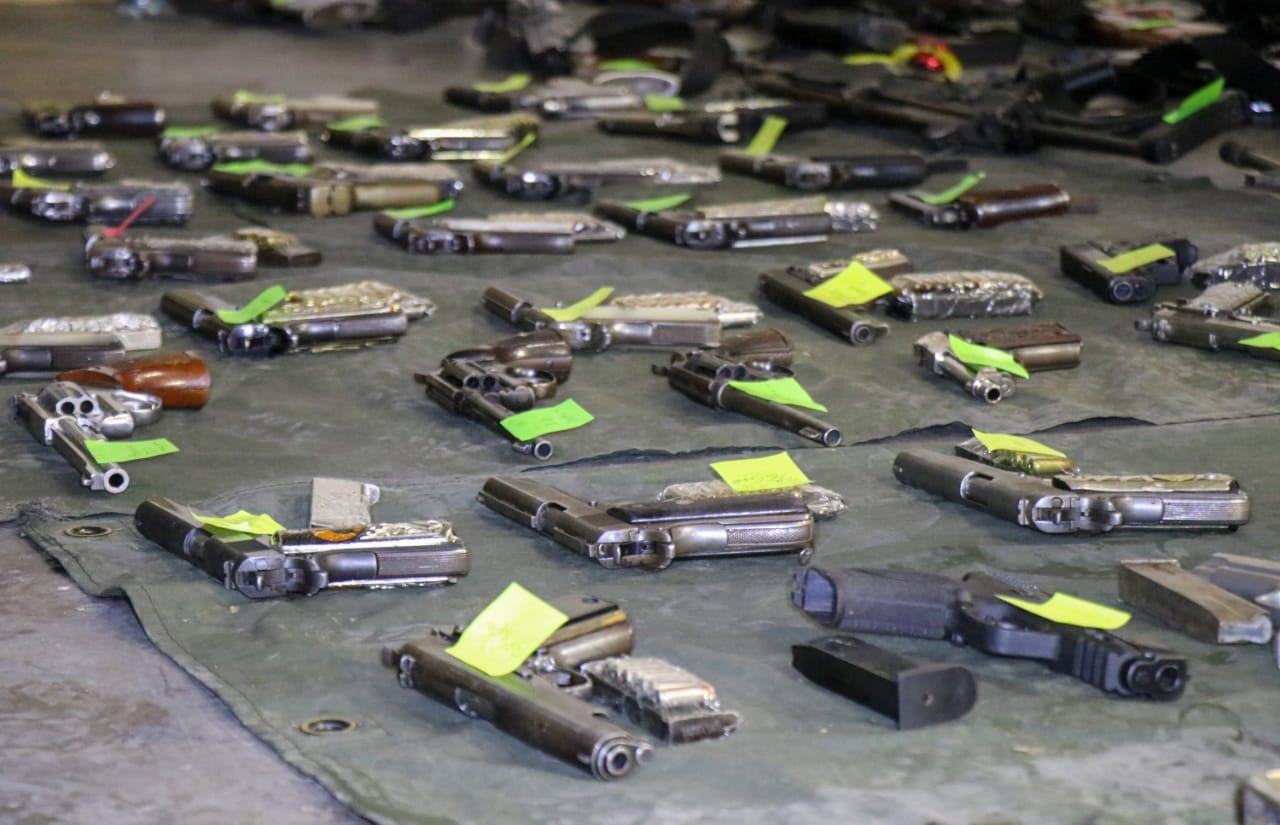 Tras realizar las inespecciones correspondientes, se encontraron 44 armas cortas entre las pertenencias de los detenidos  (Foto: SSP - Michoacán)